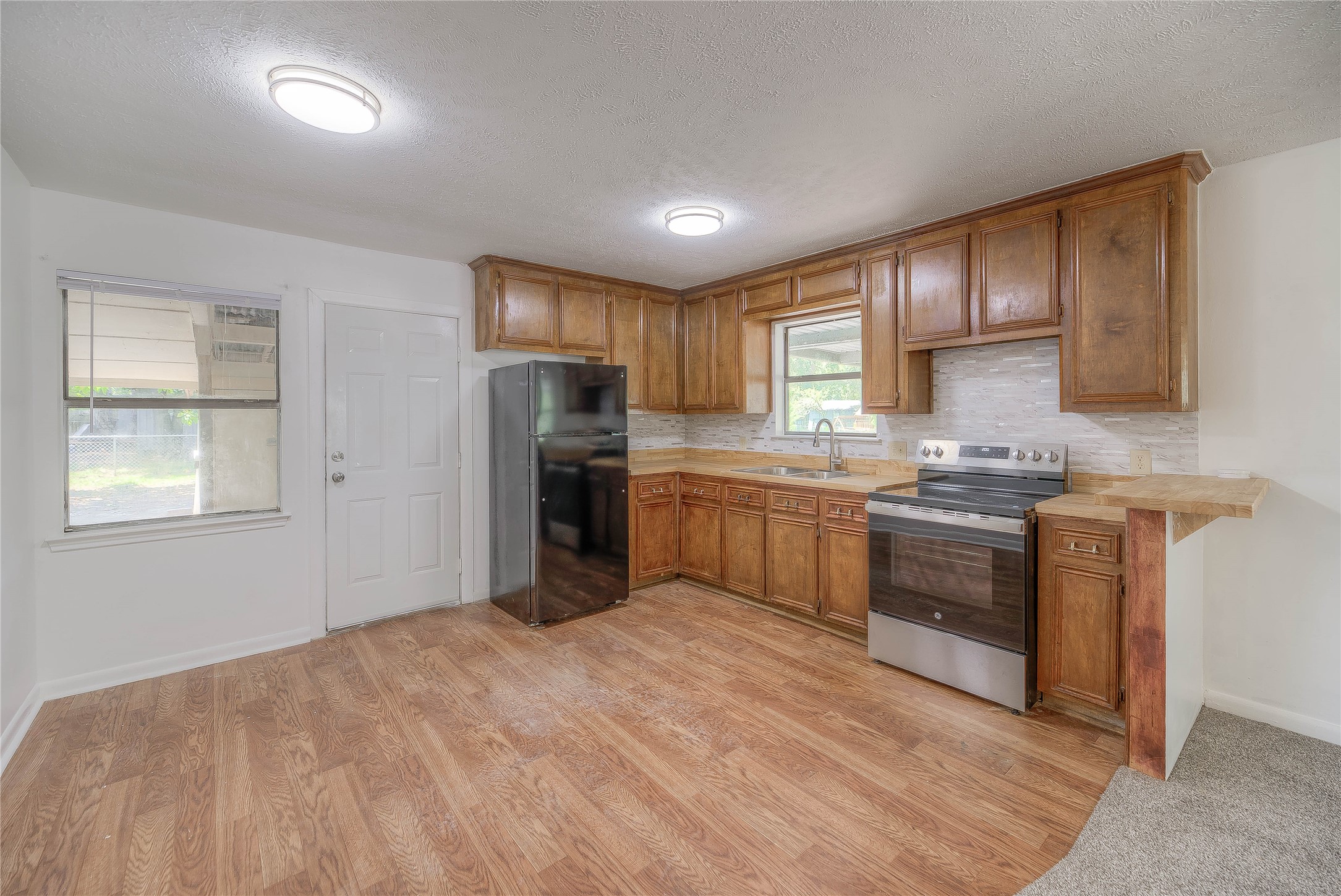 305 Oak Ridge Drive Property Photo 2