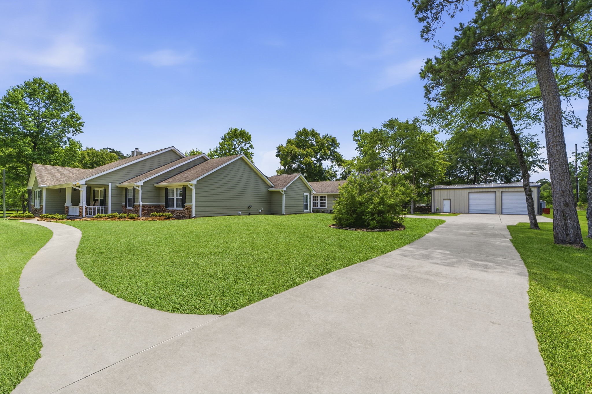 16903 Mustang Trail Drive Property Photo 3