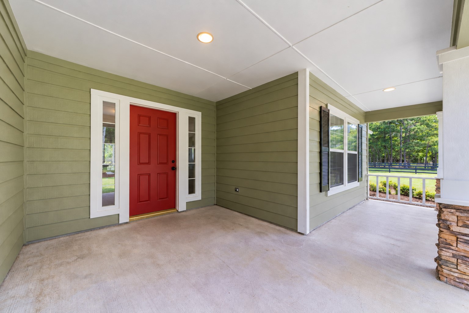 16903 Mustang Trail Drive Property Photo 4