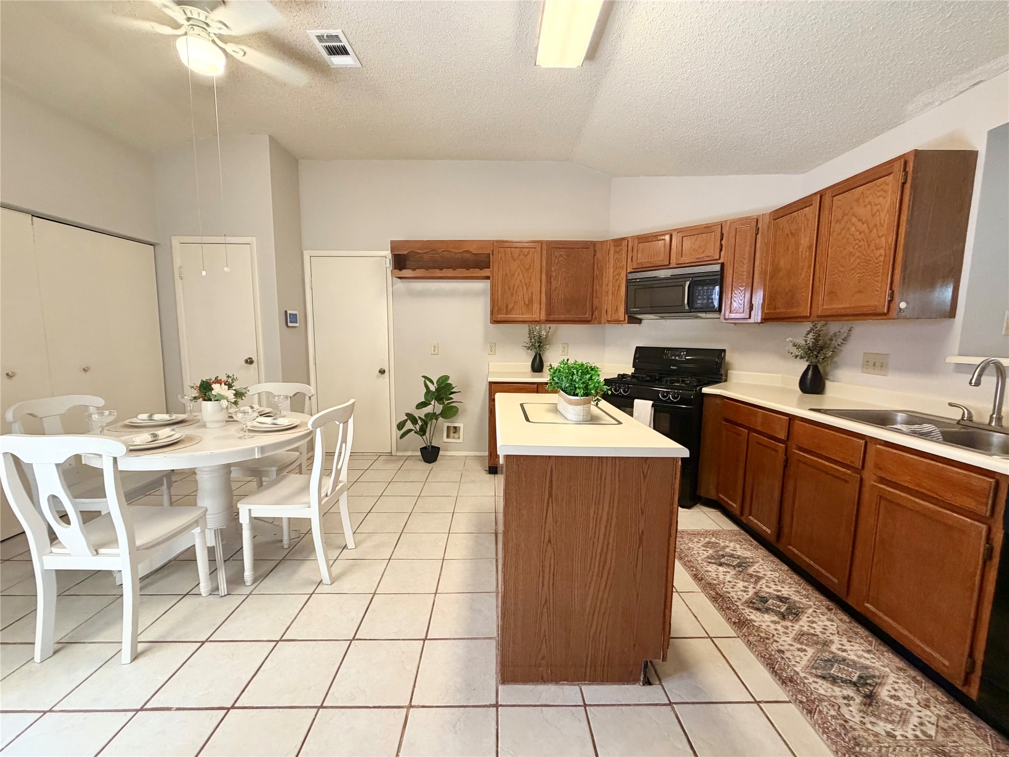 4615 Leicester Way Property Photo 8
