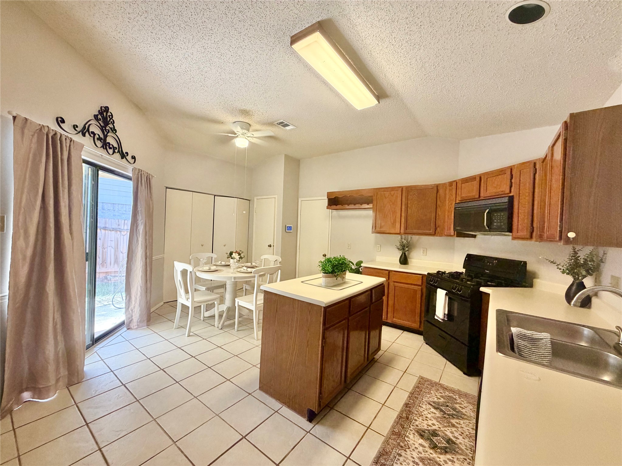 4615 Leicester Way Property Photo 11