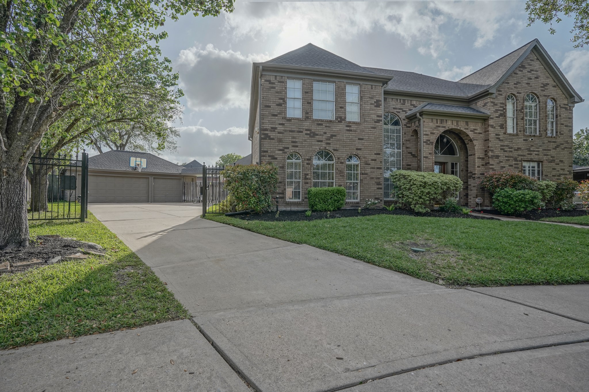 2108 Lakeway Drive Property Photo 2