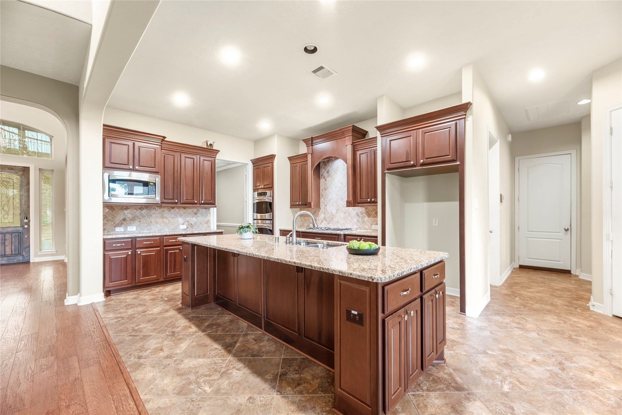 6915 Mountain Creek Lane Property Photo 5