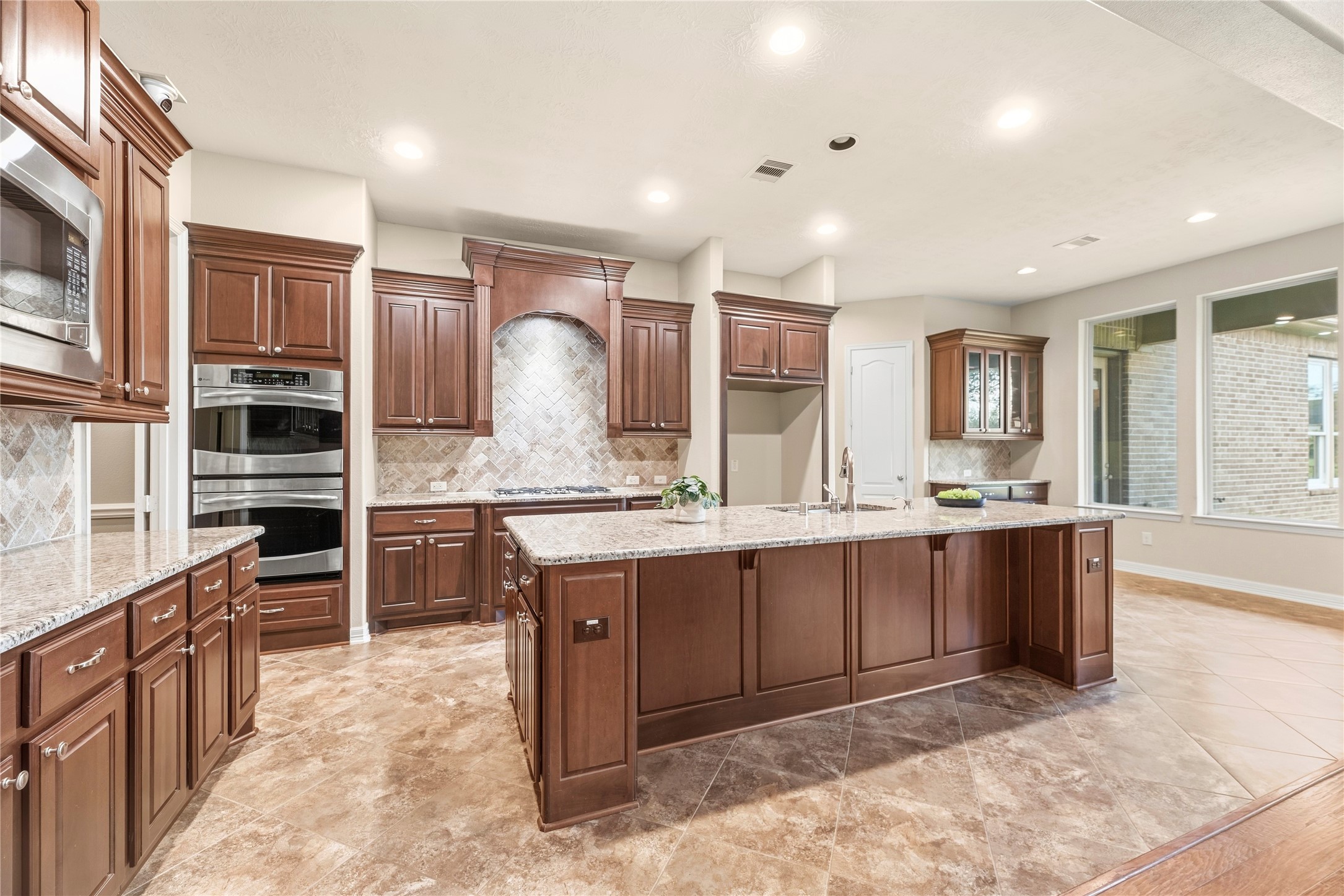 6915 Mountain Creek Lane Property Photo 6