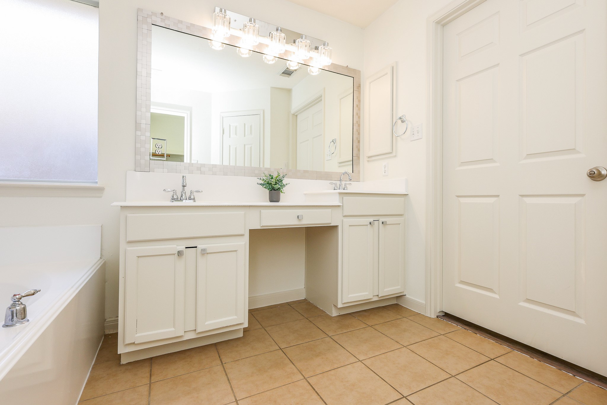 9426 Edgeloch Drive Property Photo 14