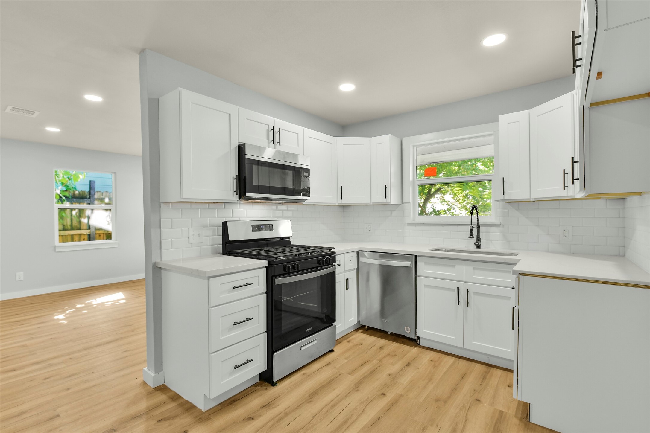 10705 Munn Street Property Photo 8