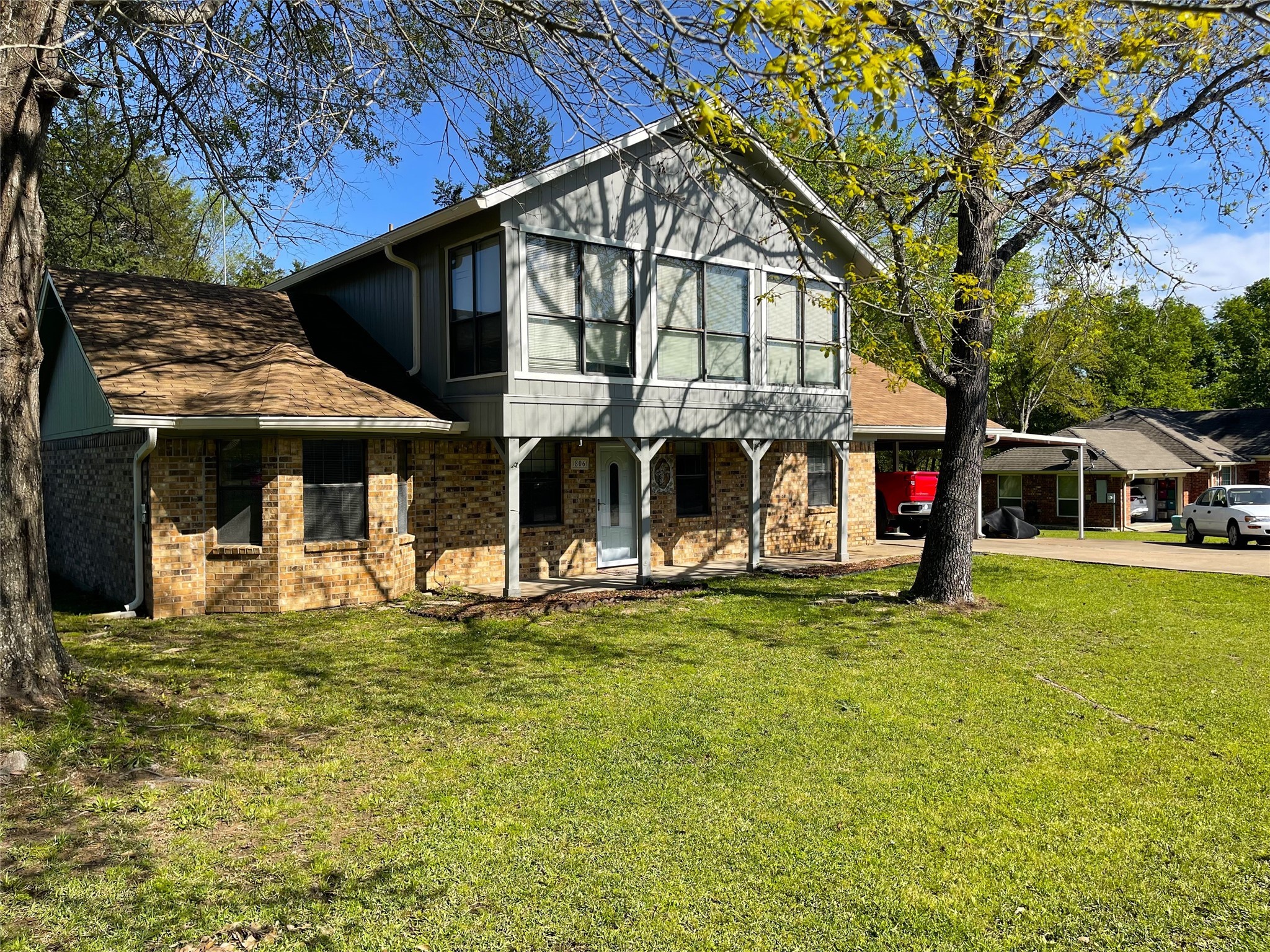 806 Robindale Lane Property Photo
