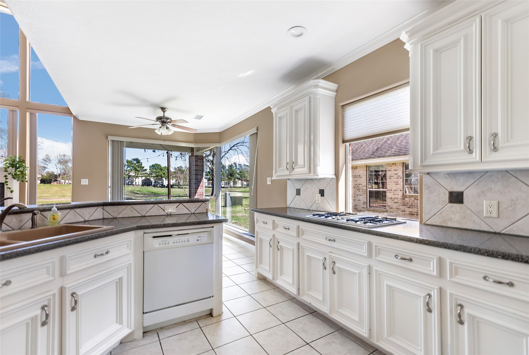 13930 Fountainview Drive Property Photo 12