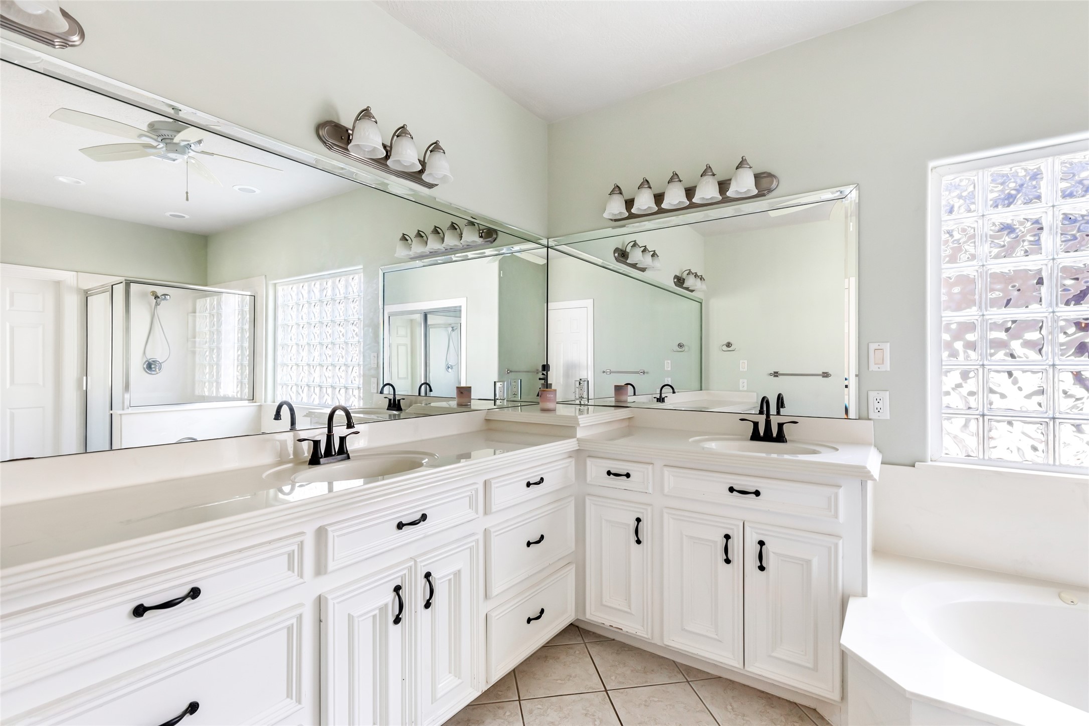 13930 Fountainview Drive Property Photo 22