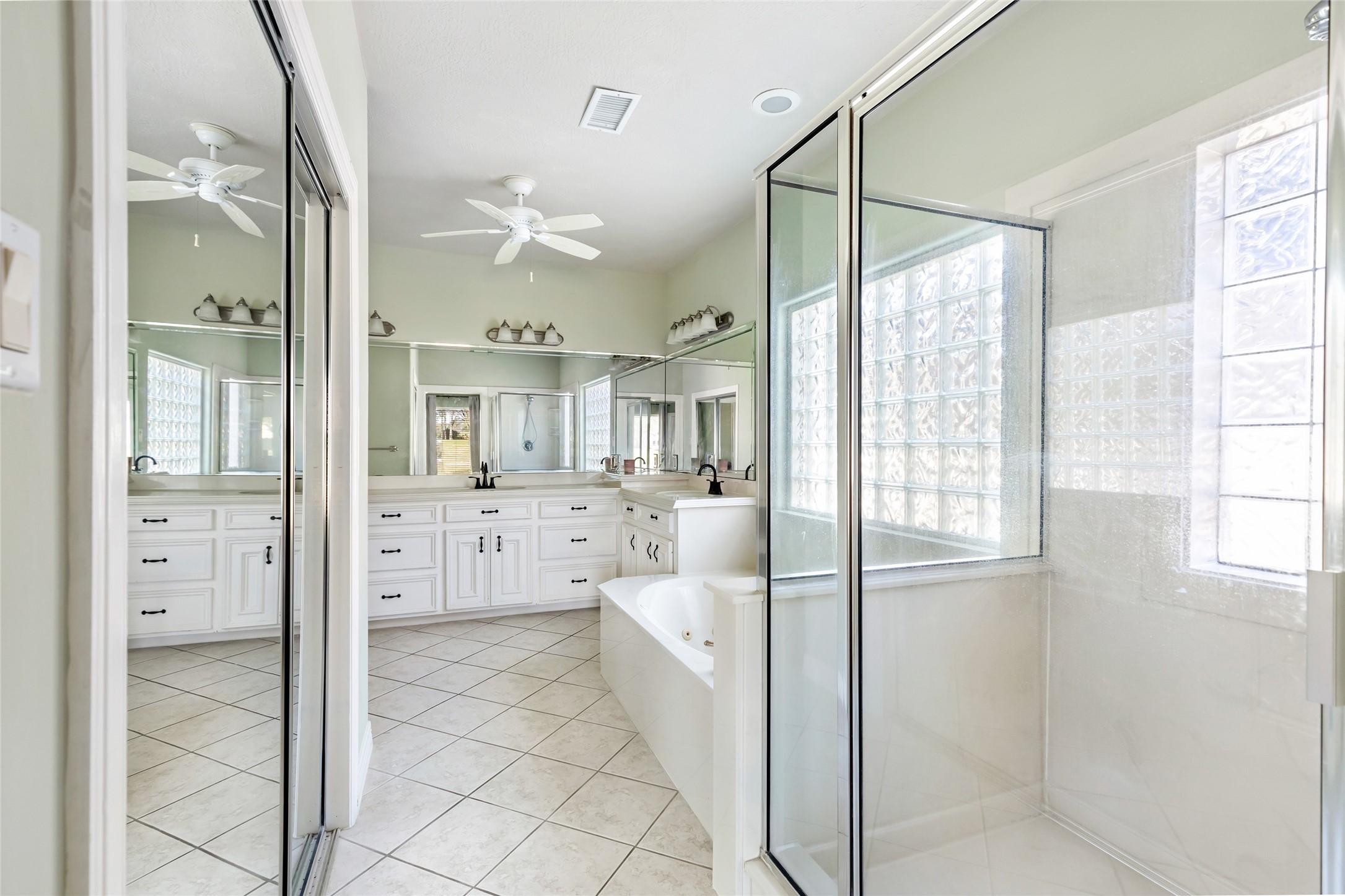 13930 Fountainview Drive Property Photo 23
