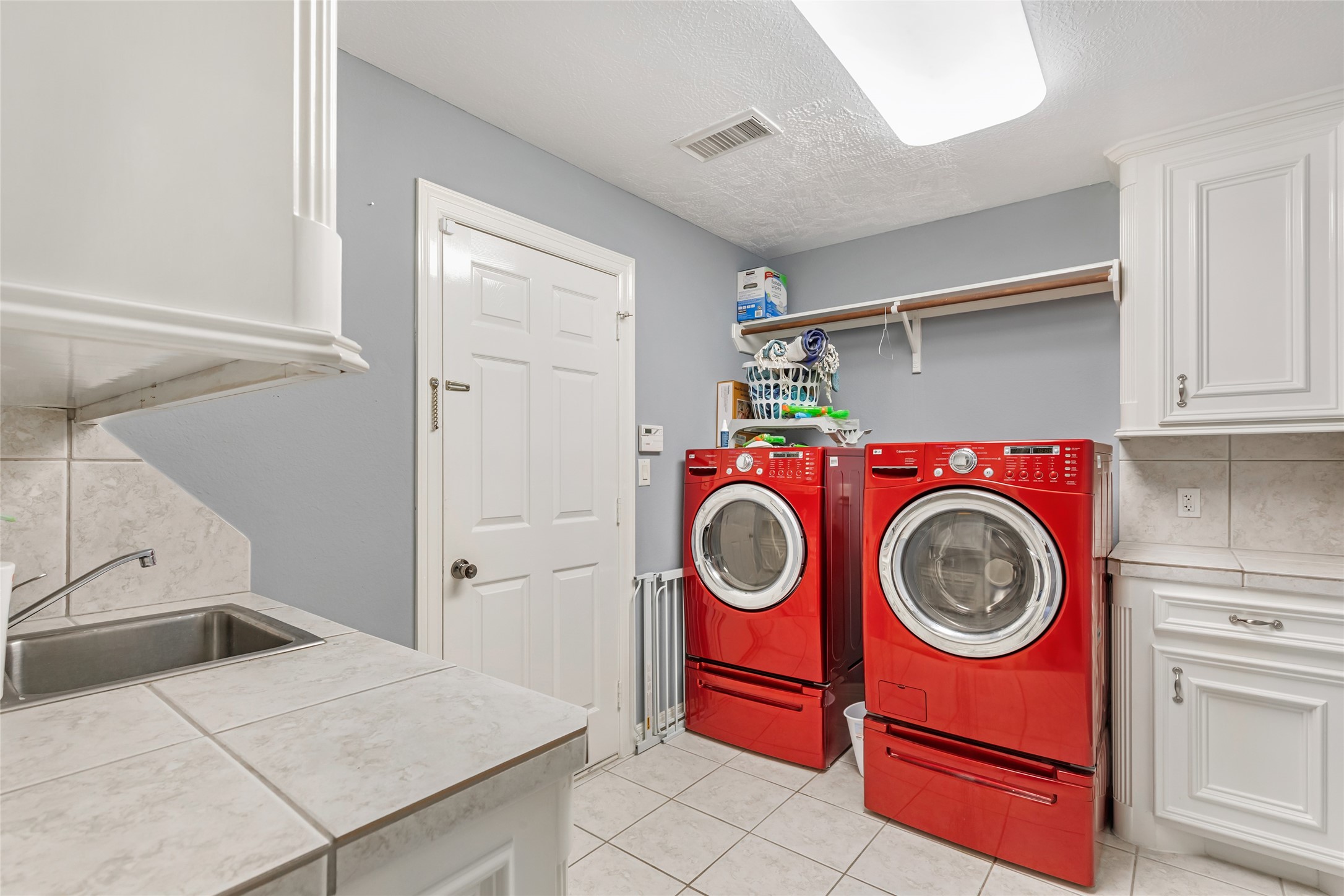 13930 Fountainview Drive Property Photo 26