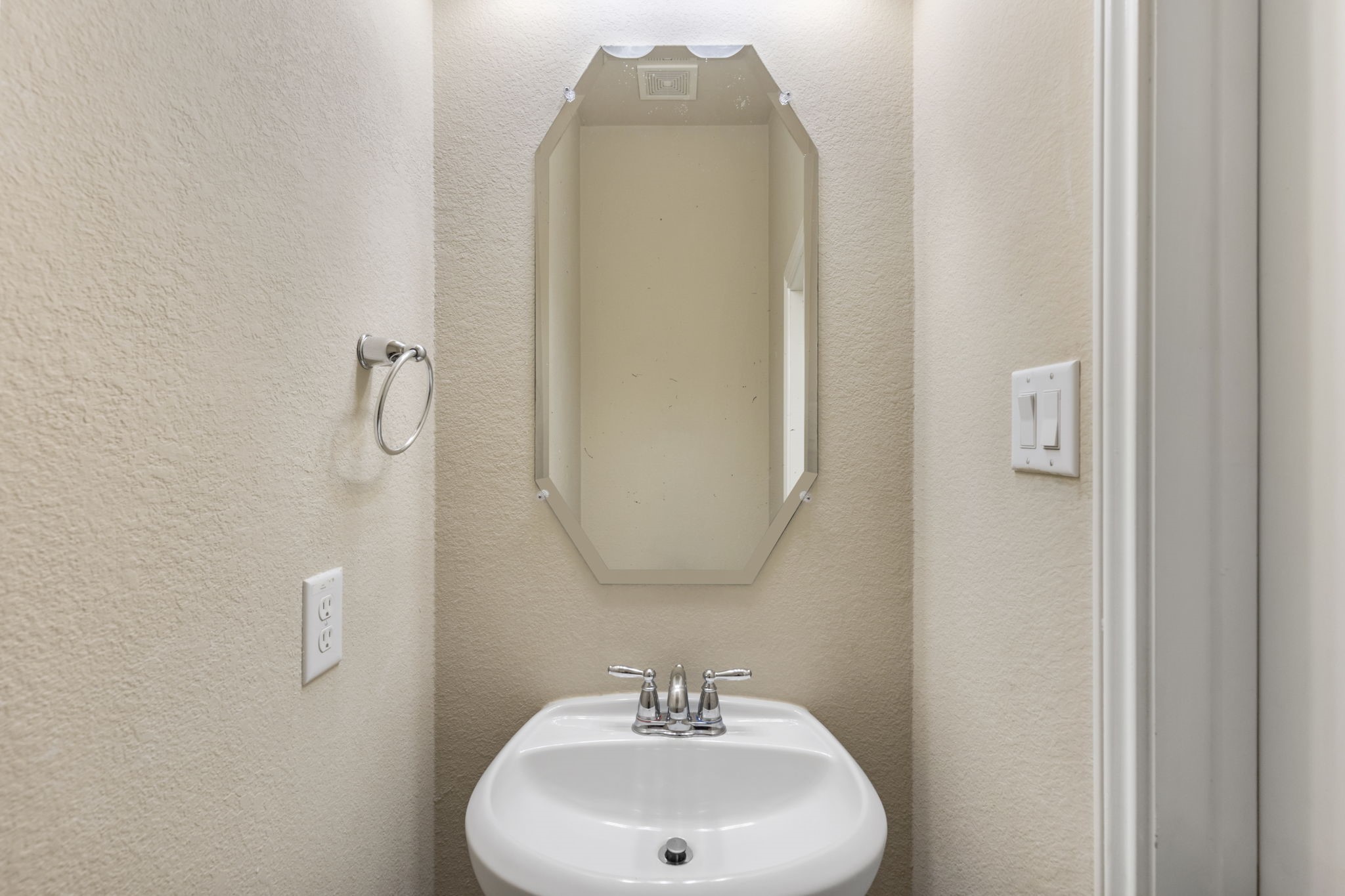 8711 Alicia Drive Property Photo 15