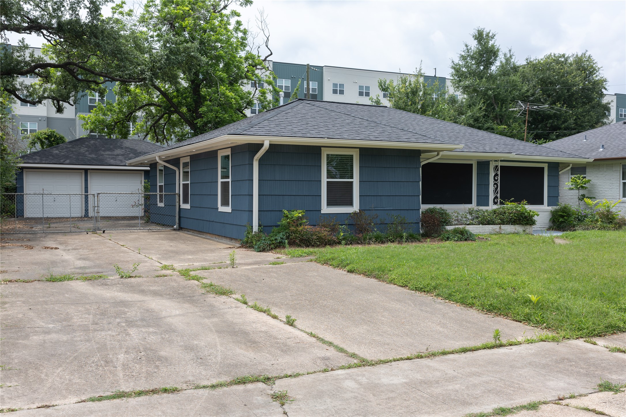 811 Sara Rose Street Property Photo 4