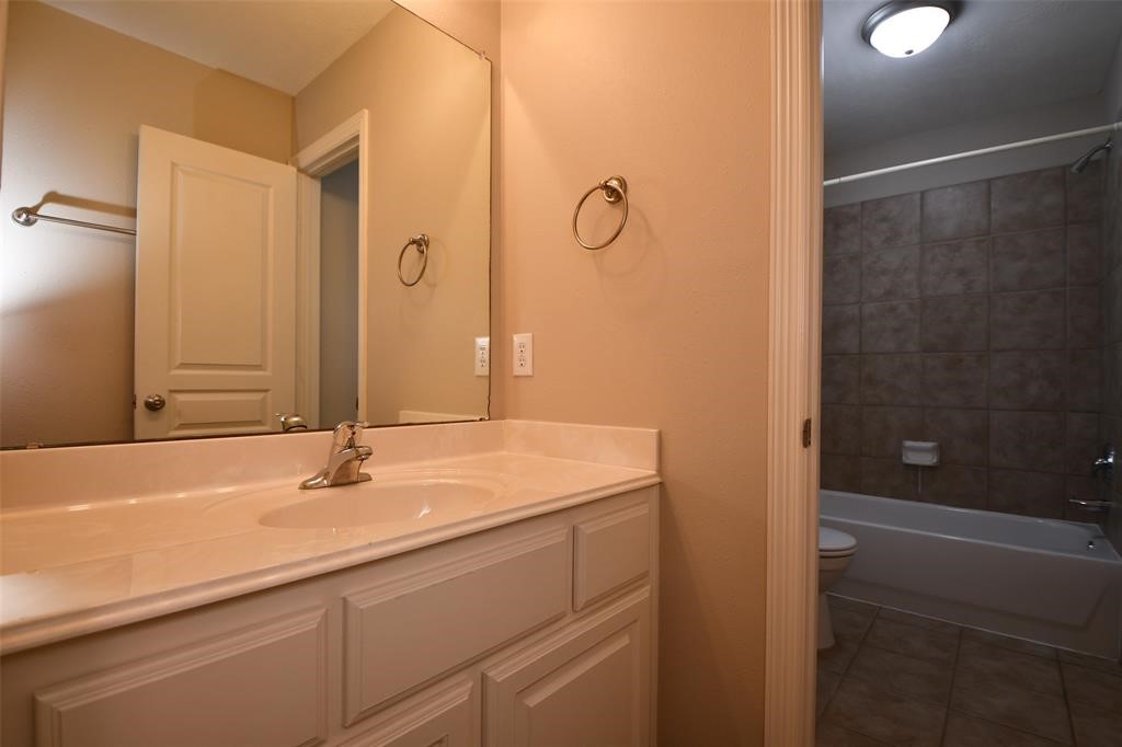 919 Fisher Street D Property Photo 34