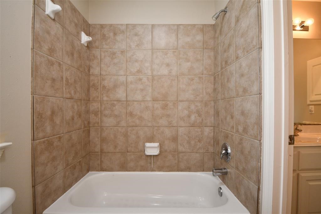 919 Fisher Street D Property Photo 35