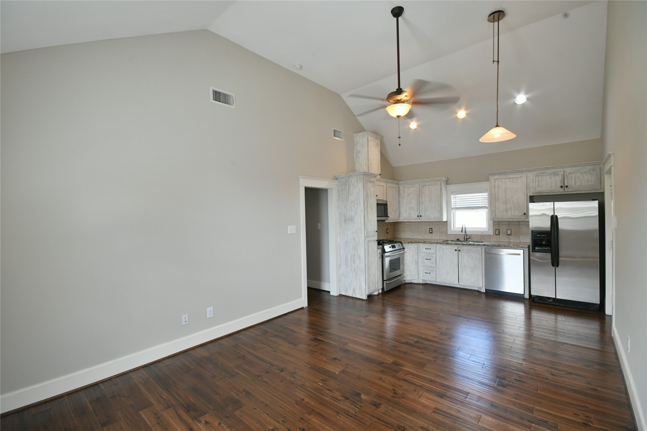 536 Columbia A Property Photo 2