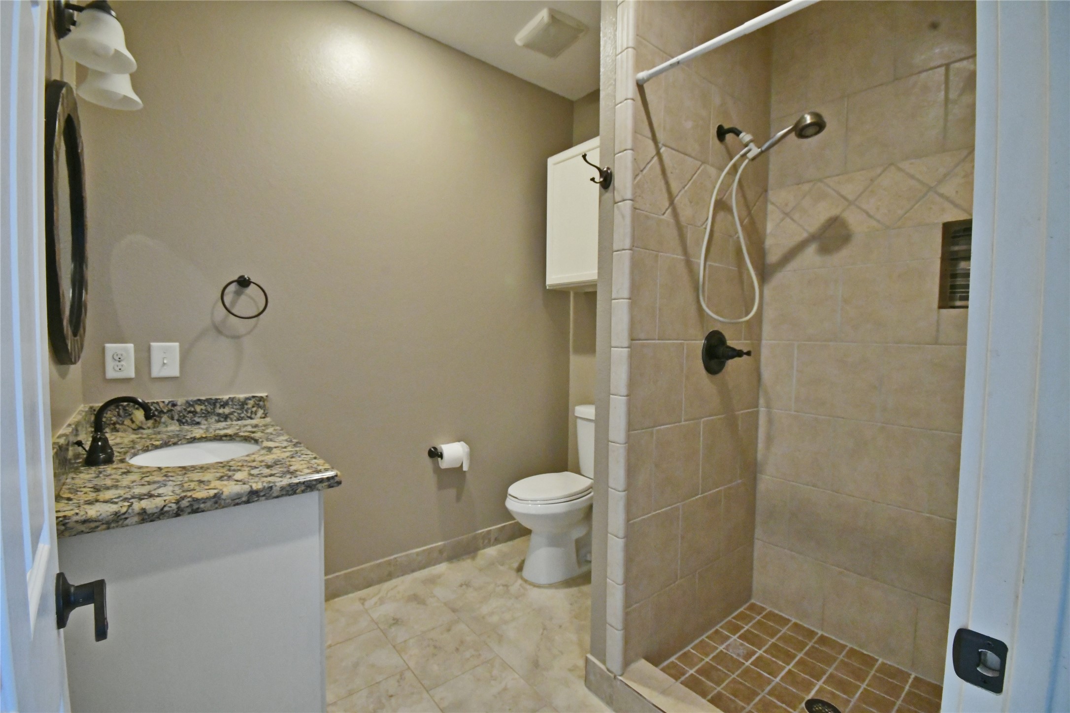536 Columbia A Property Photo 13