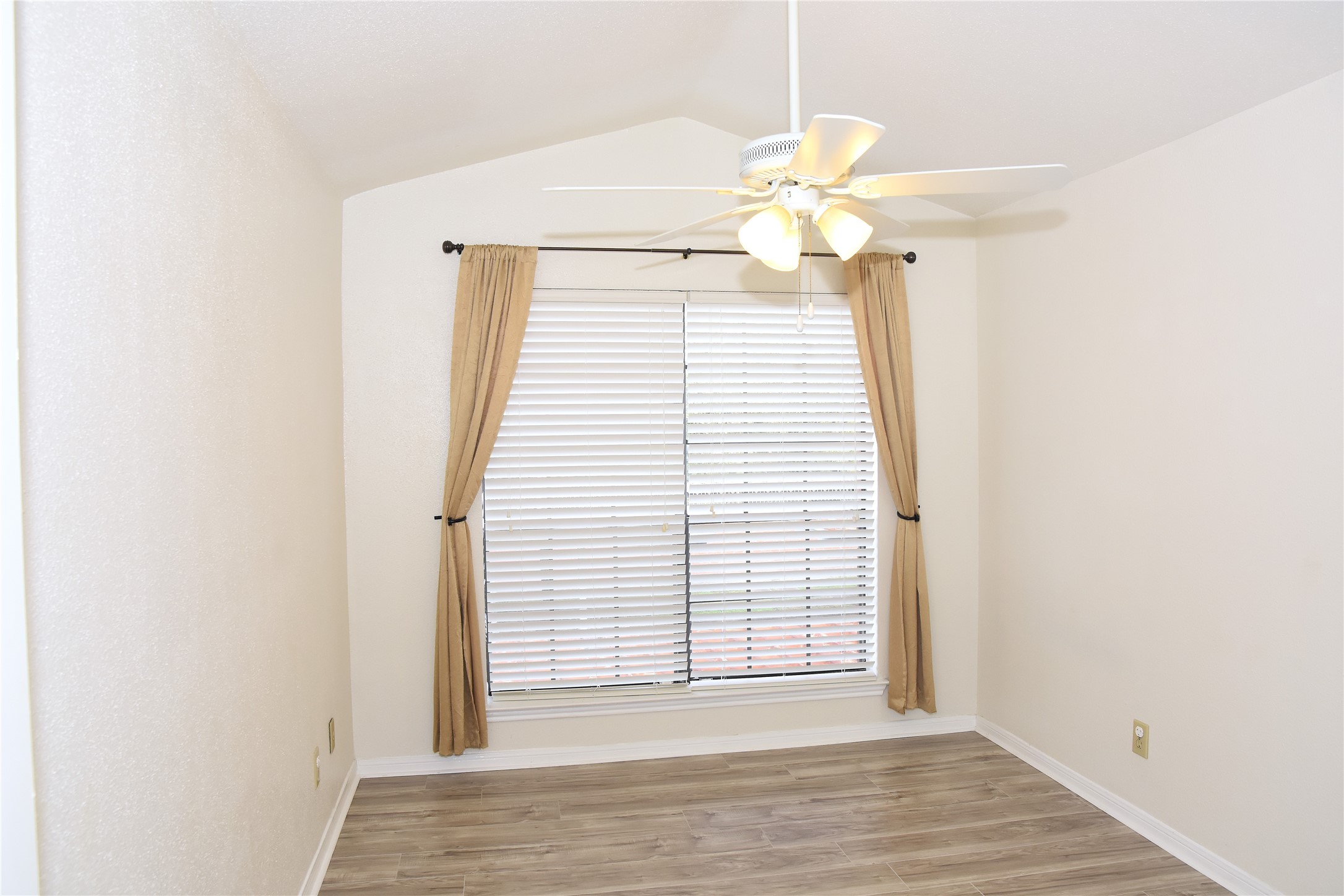 2121 El Paseo Street 2000 Property Photo 17