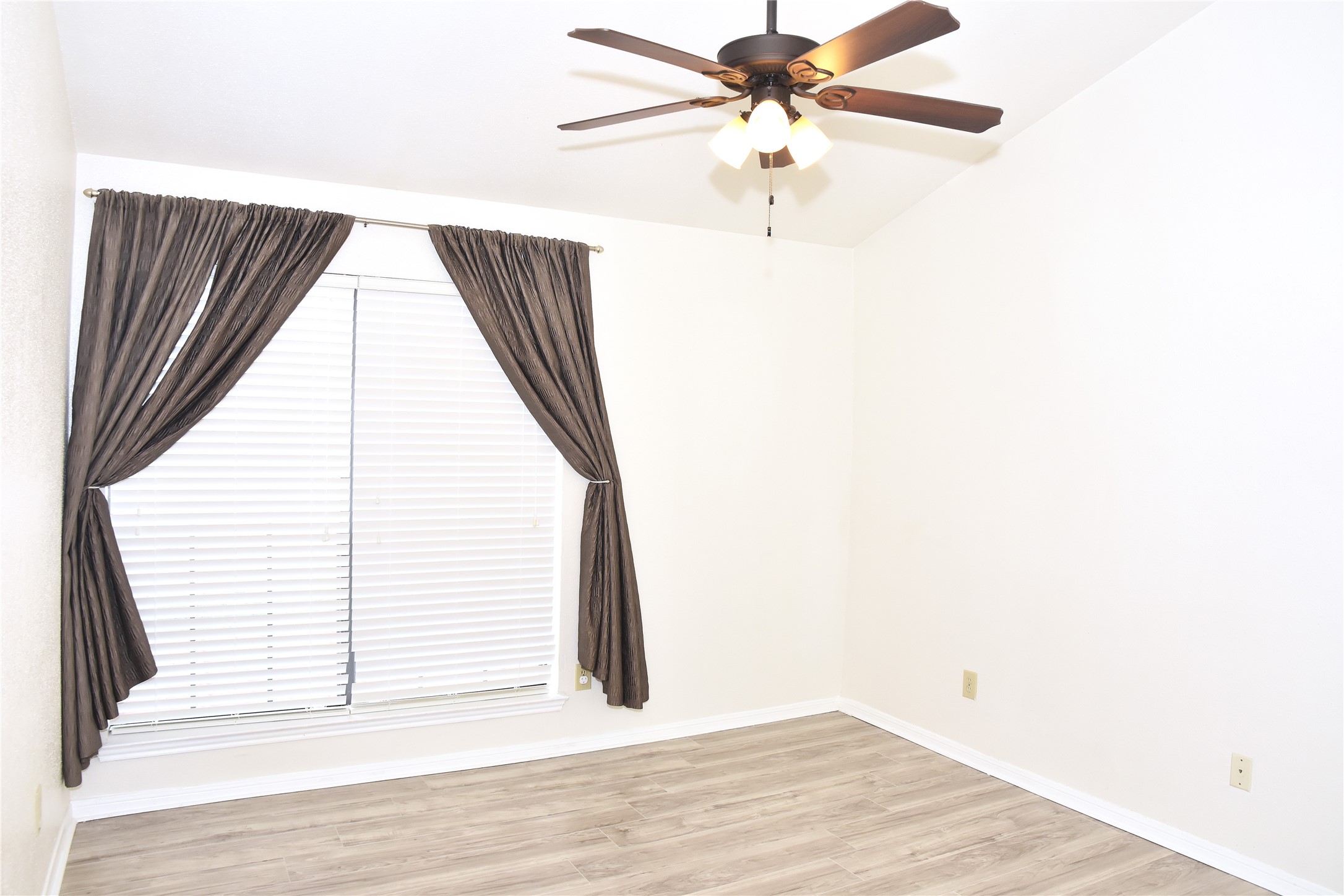 2121 El Paseo Street 2000 Property Photo 19