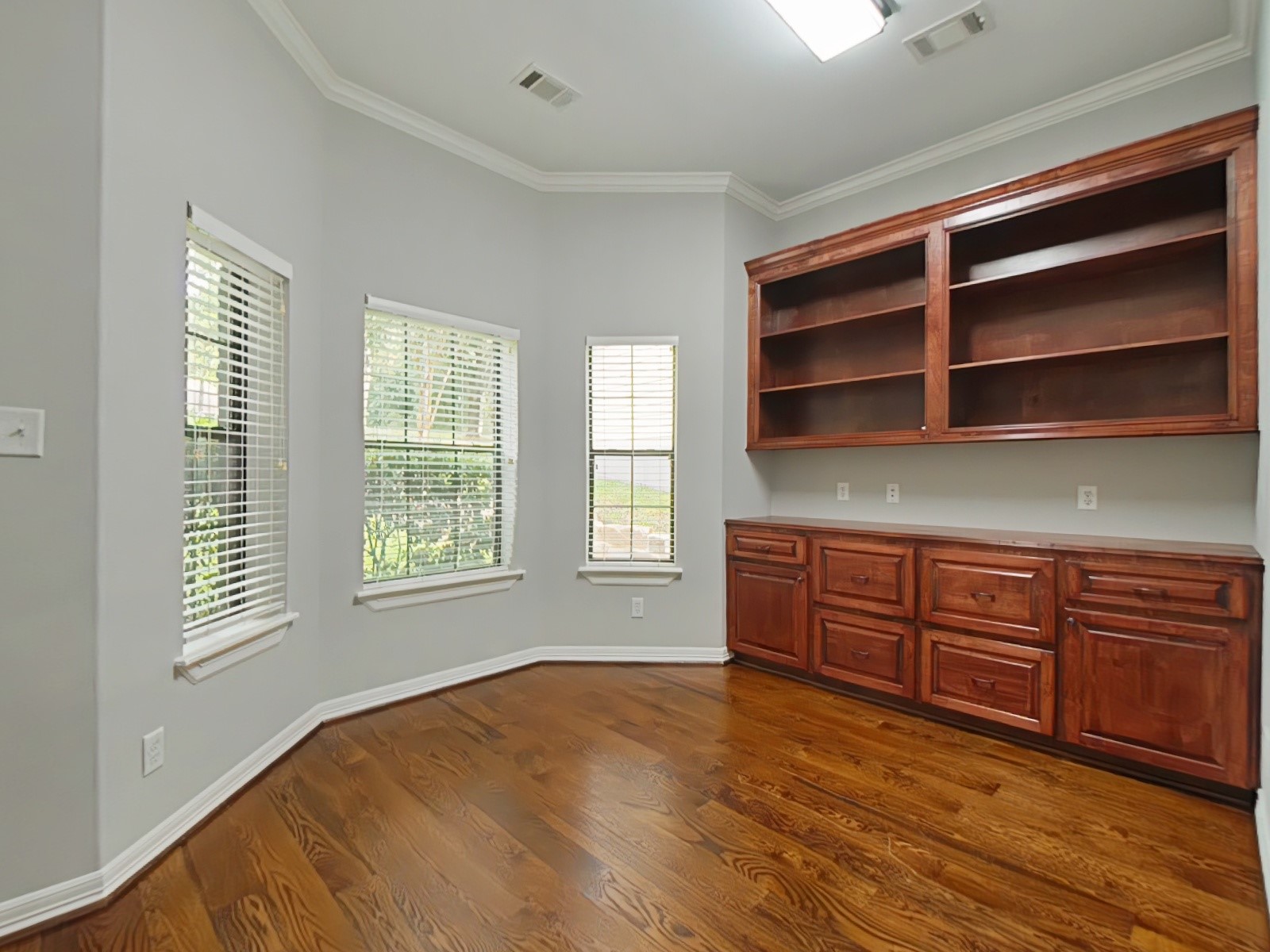 270 Lake Grove Drive Property Photo 4
