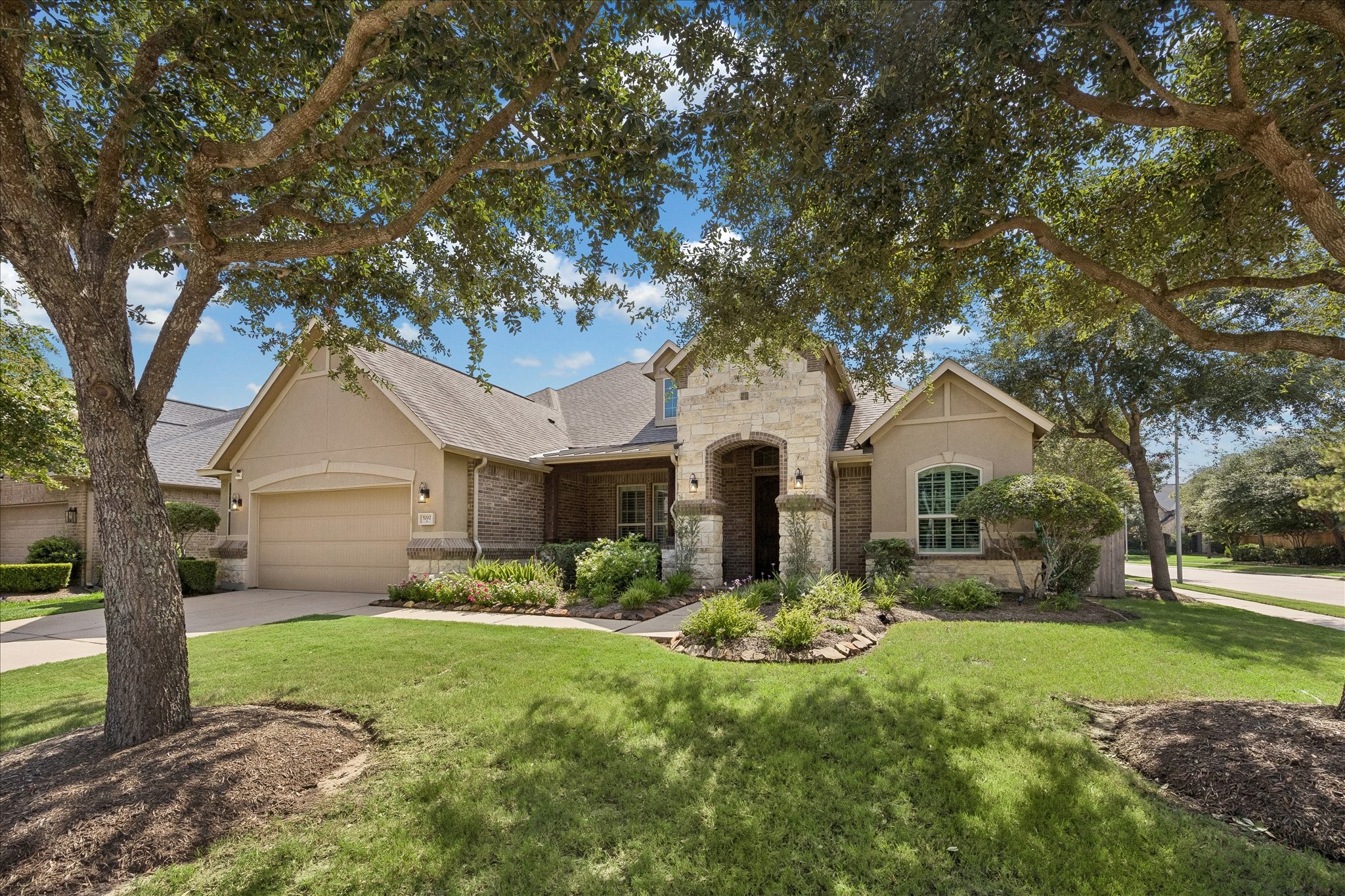 5202 Red Oak Valley Drive Property Photo 1