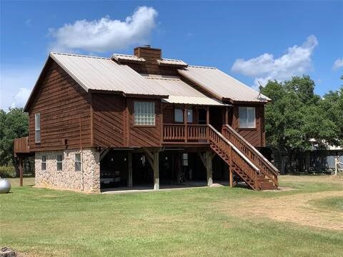 1085 Reeves Road Property Photo 1