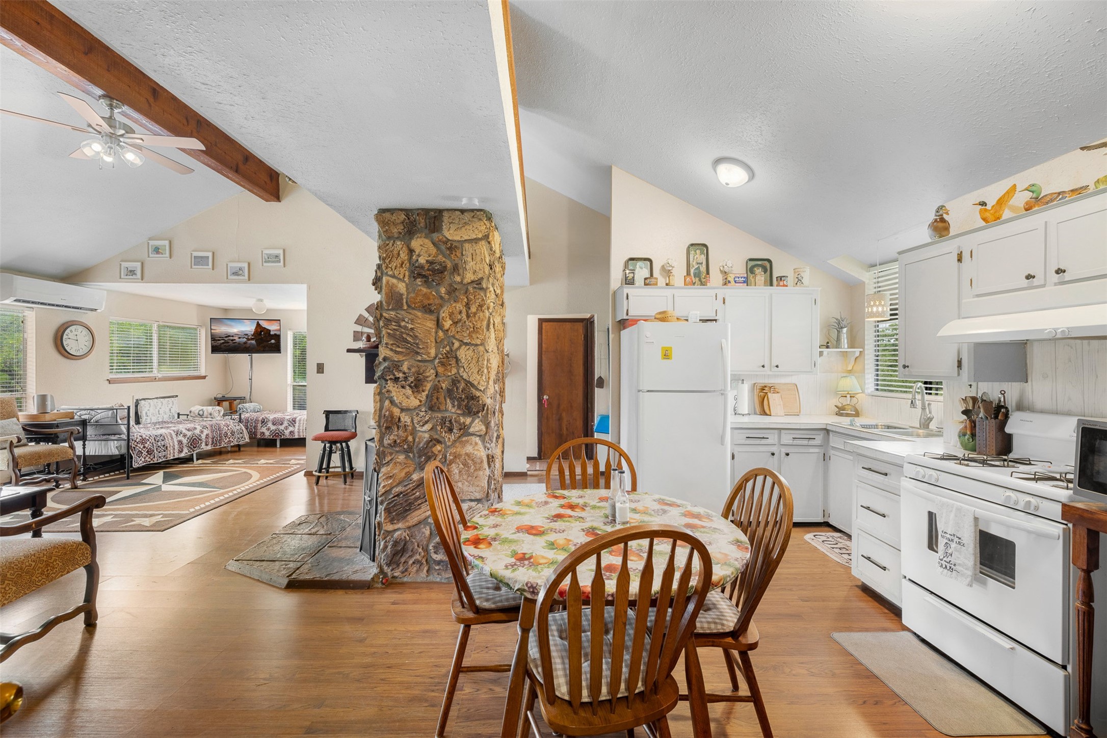 1085 Reeves Road Property Photo 10