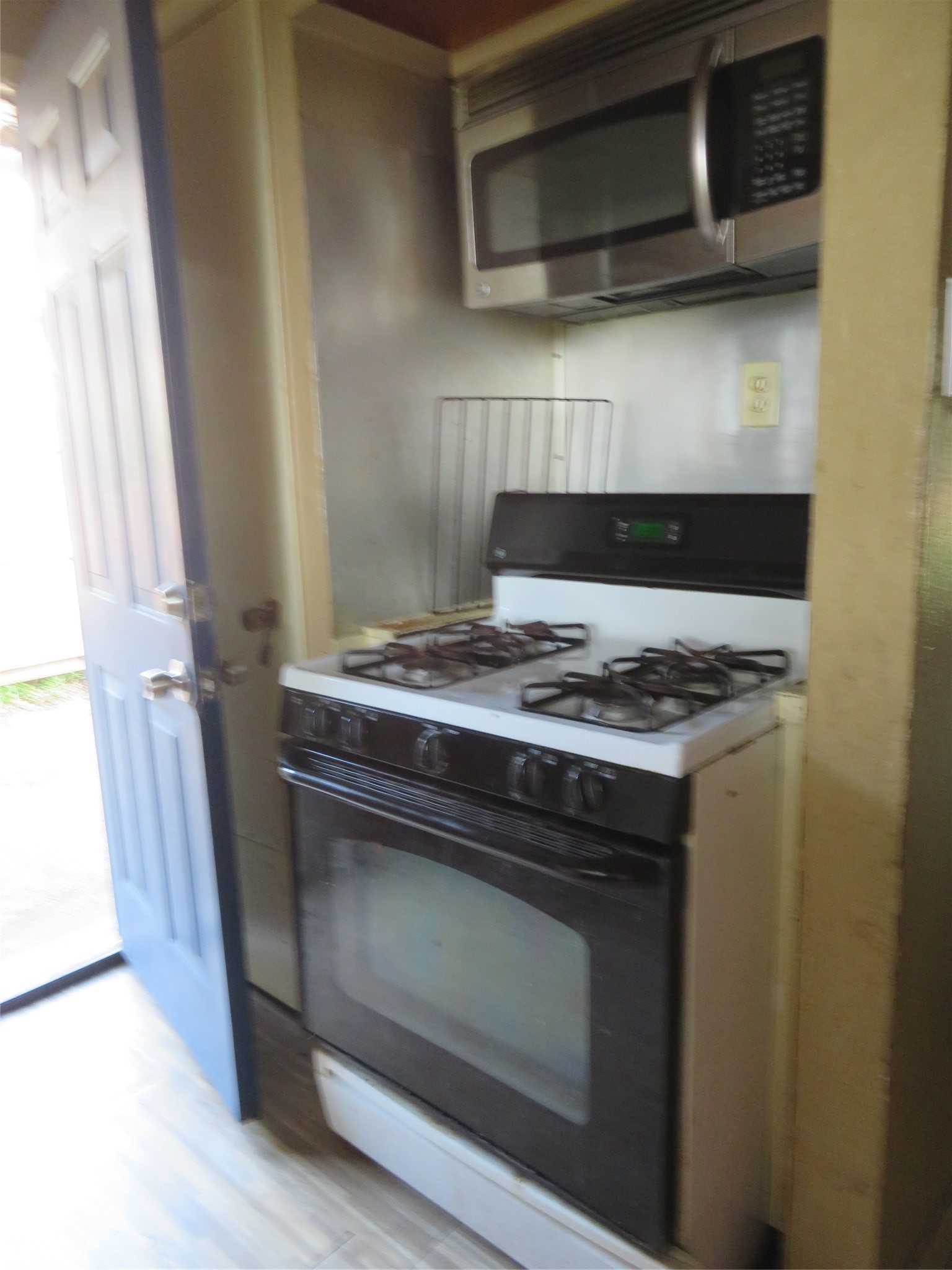 827 Marcolin Street Property Photo 9
