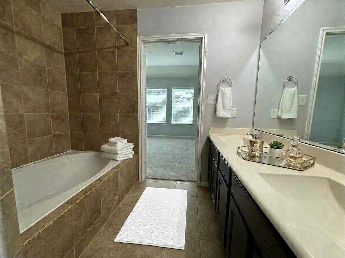 8415 Sunset Loch Drive Property Photo 11