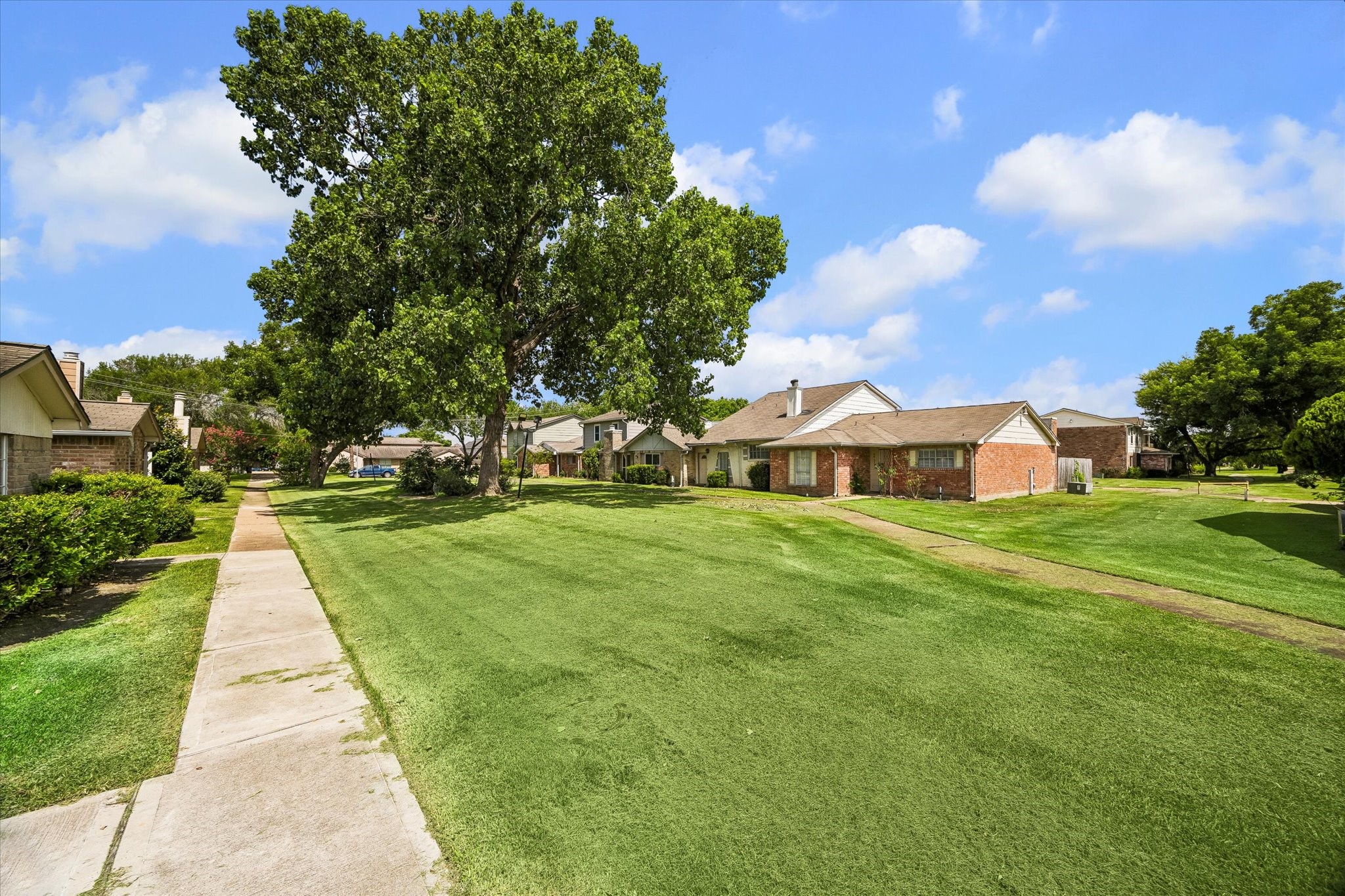 6407 S Briar Bayou Drive Property Photo 2