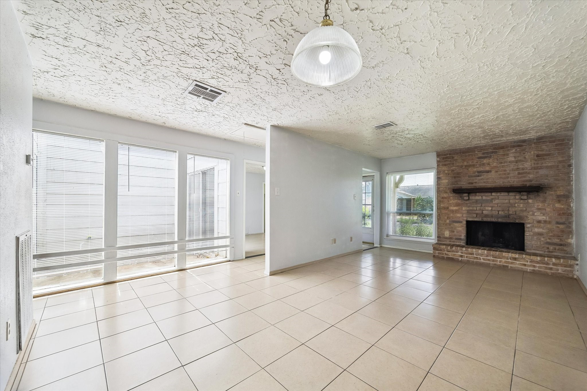 6407 S Briar Bayou Drive Property Photo 3