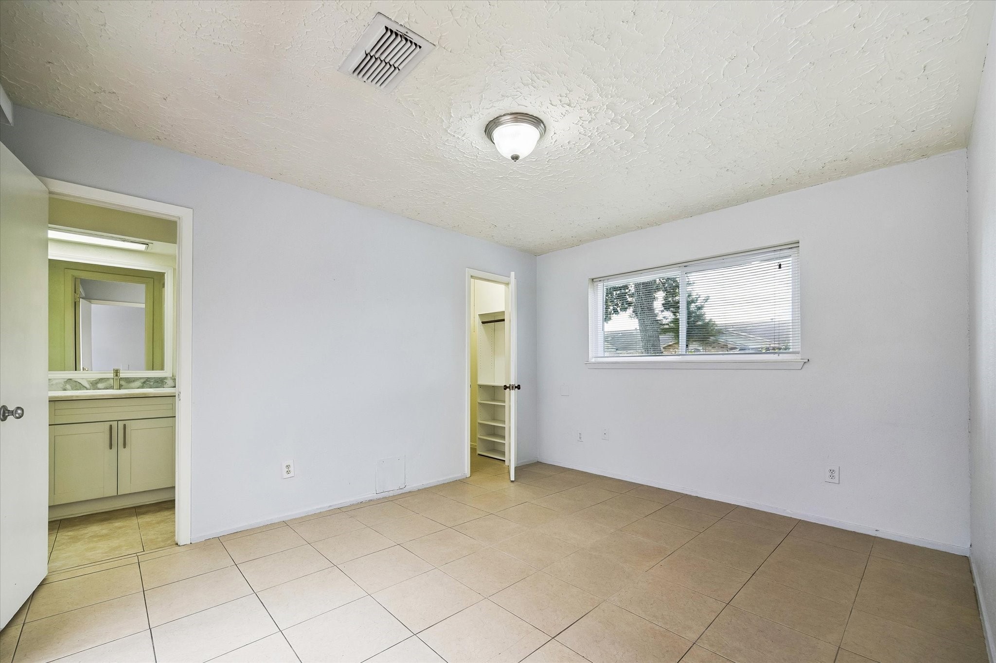 6407 S Briar Bayou Drive Property Photo 7