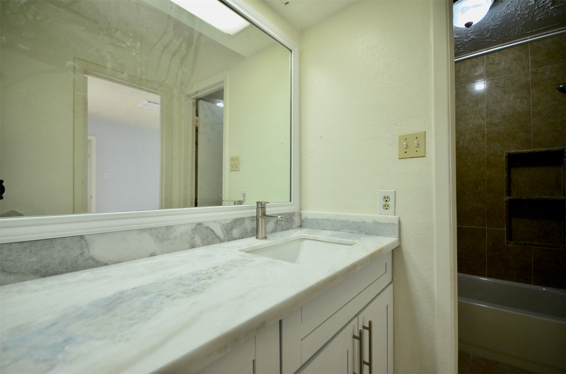 6407 S Briar Bayou Drive Property Photo 16