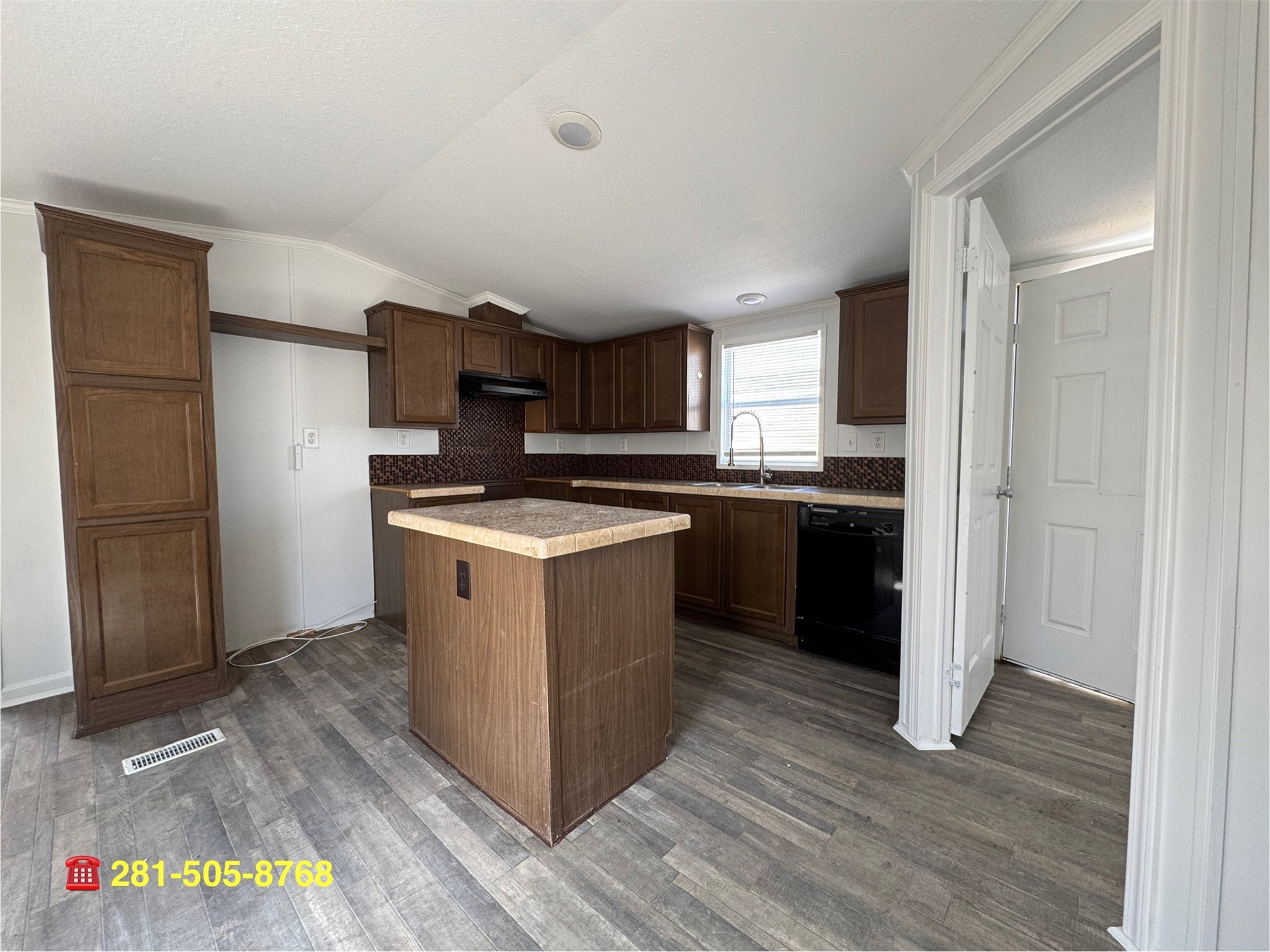 16206 Wood Drive Property Photo 6