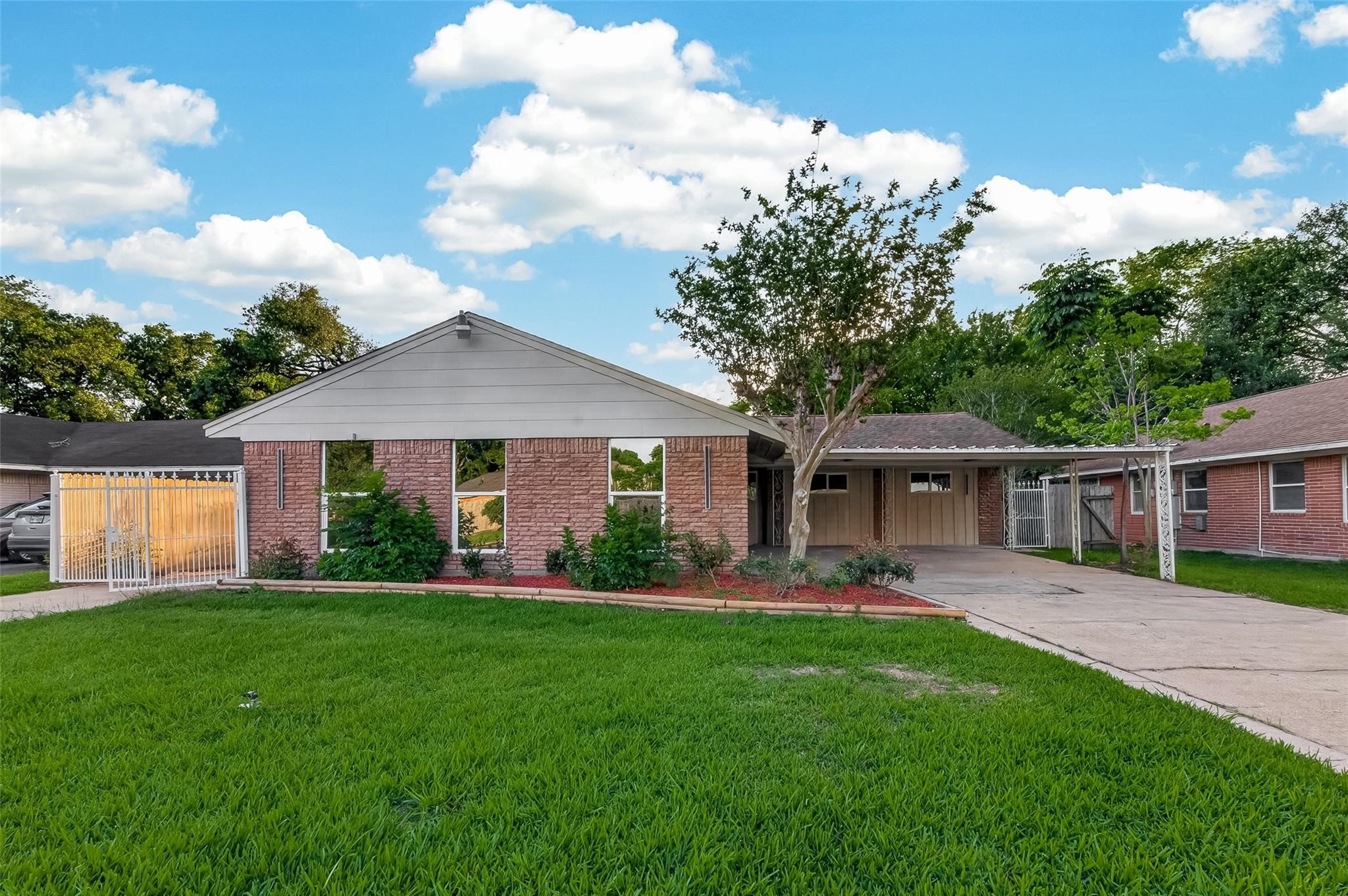 11206 Huggins Drive Property Photo 1