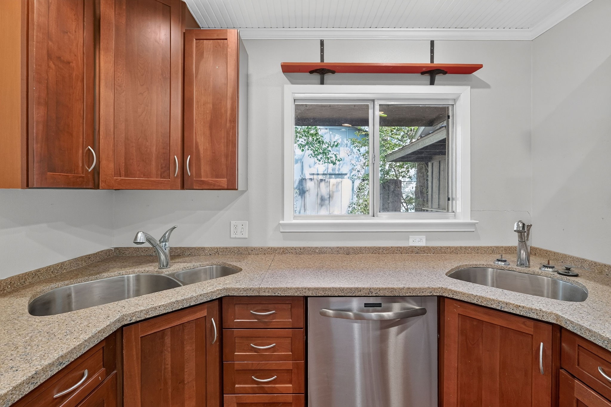 1122 Westover Street Property Photo 9