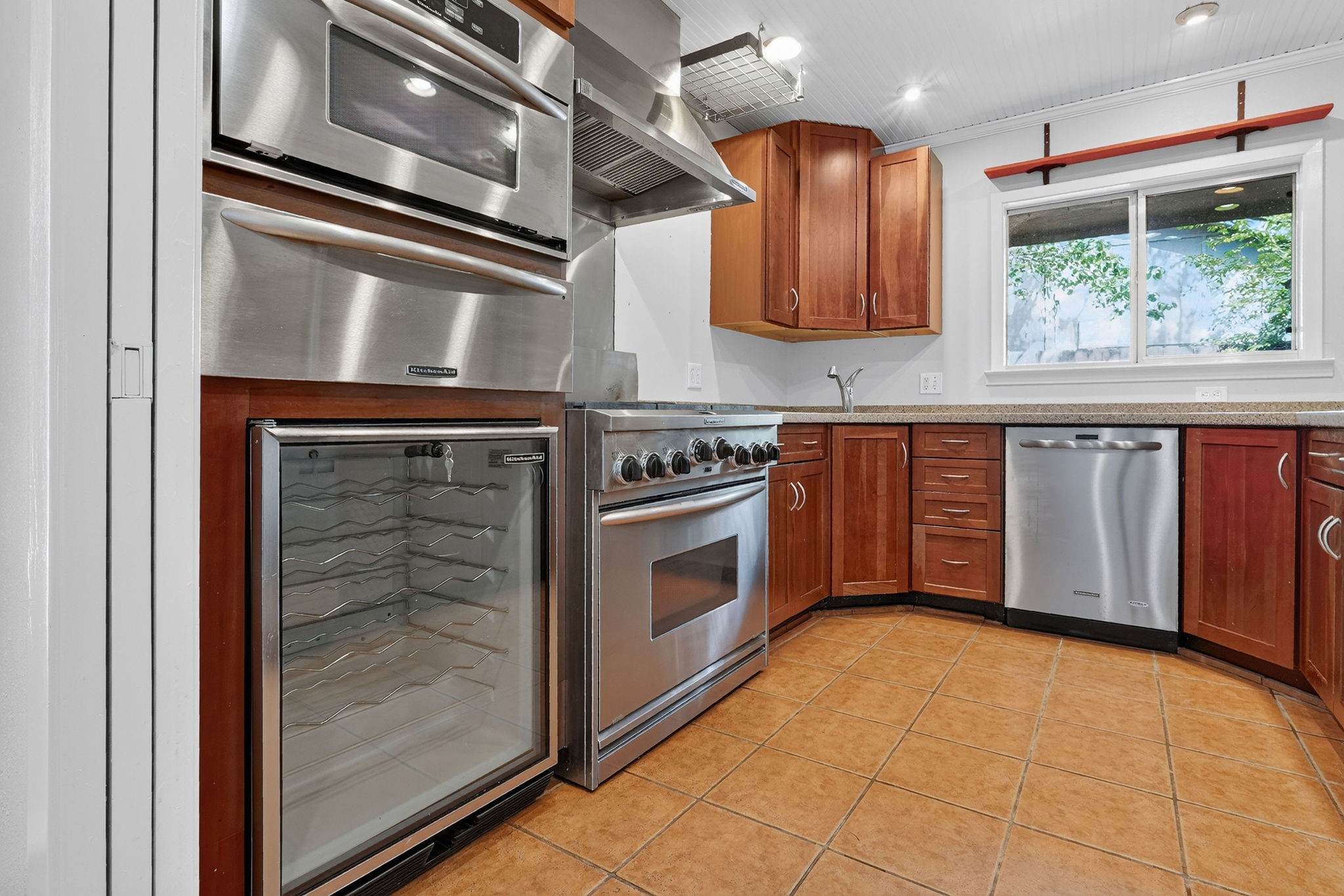 1122 Westover Street Property Photo 10