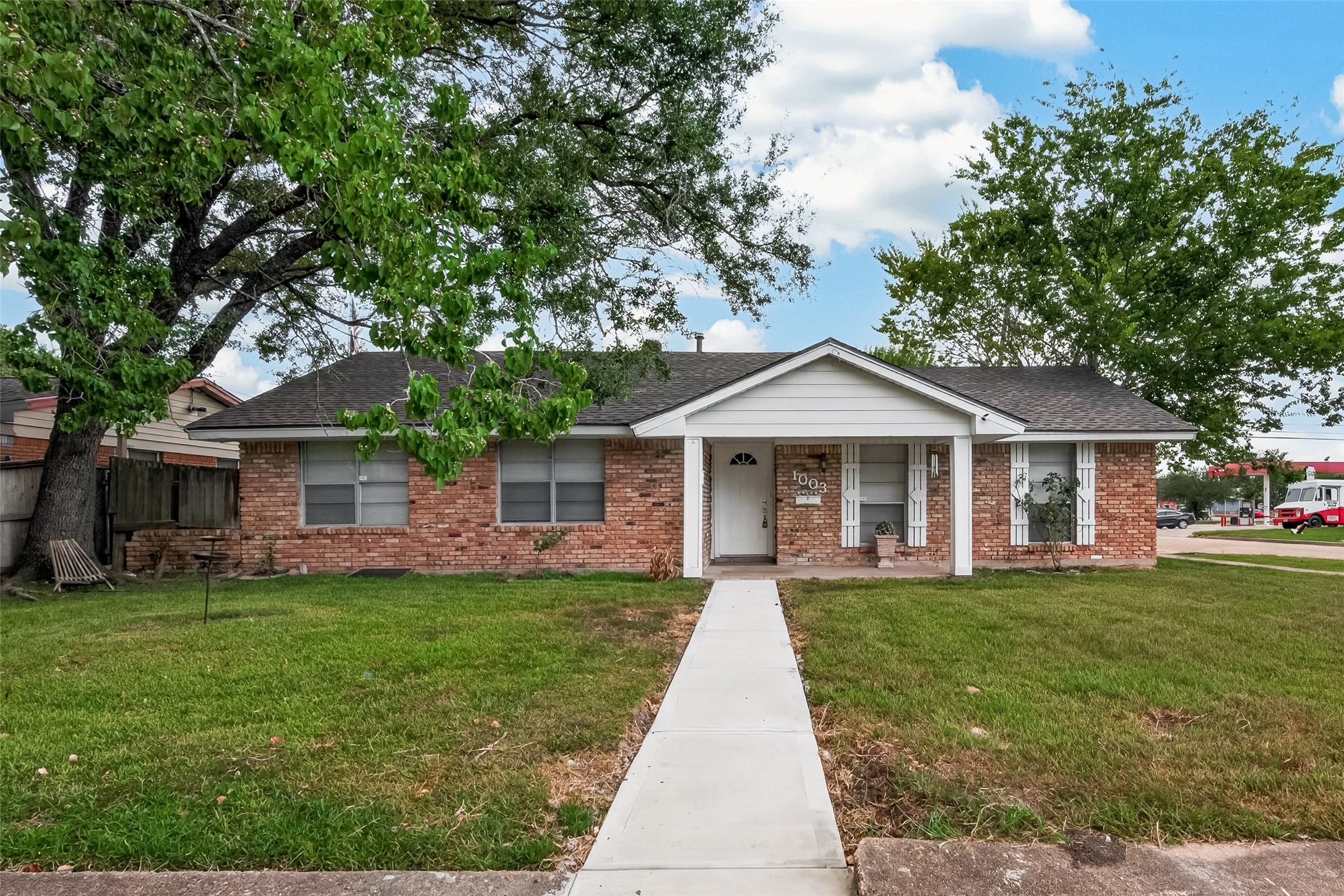 1003 Eastlake Street Property Photo 1