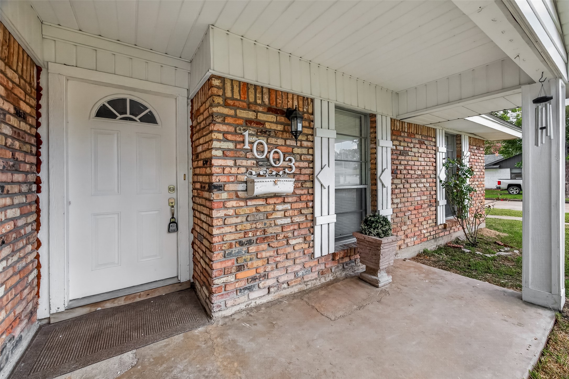 1003 Eastlake Street Property Photo 2