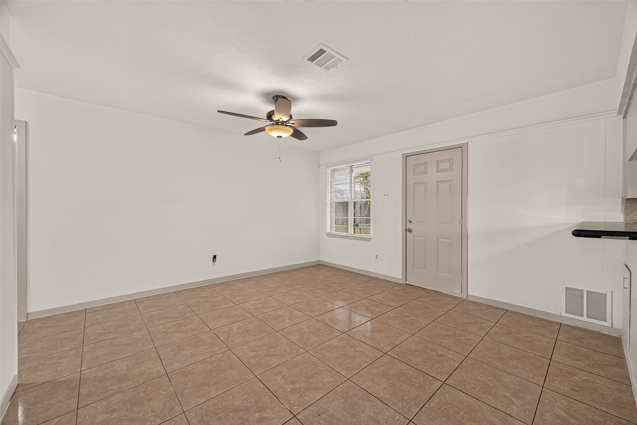 1003 Eastlake Street Property Photo 6