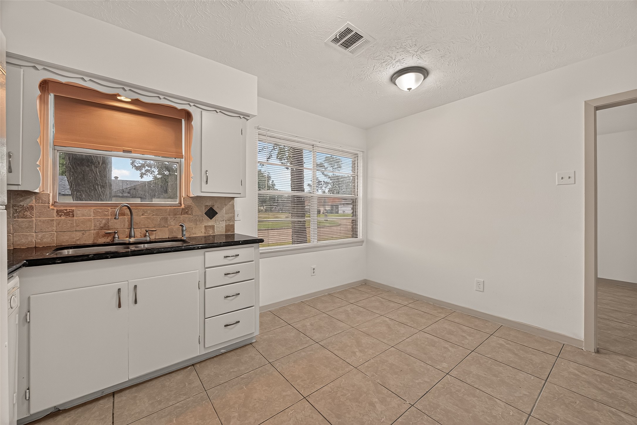 1003 Eastlake Street Property Photo 9