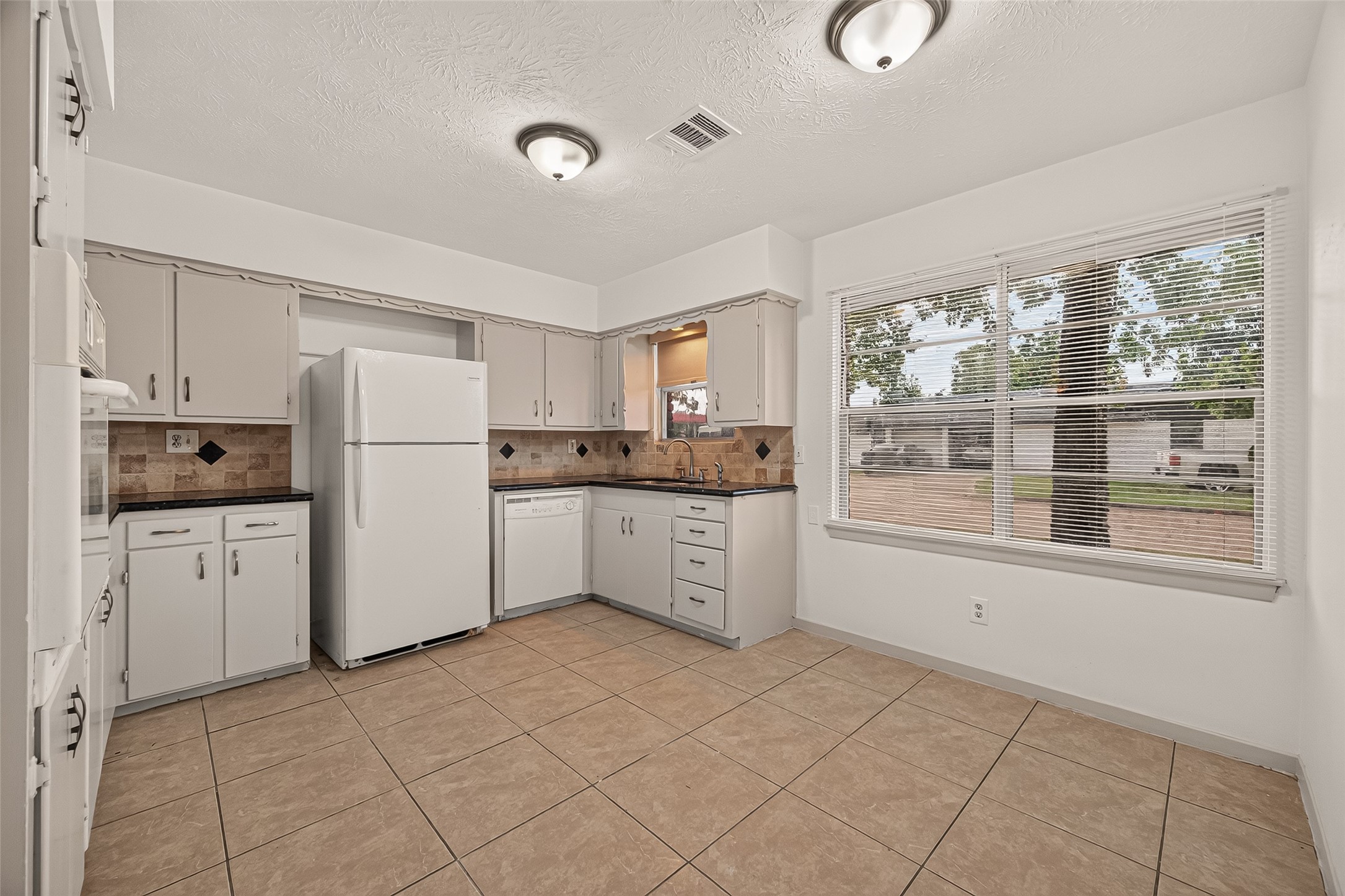 1003 Eastlake Street Property Photo 10