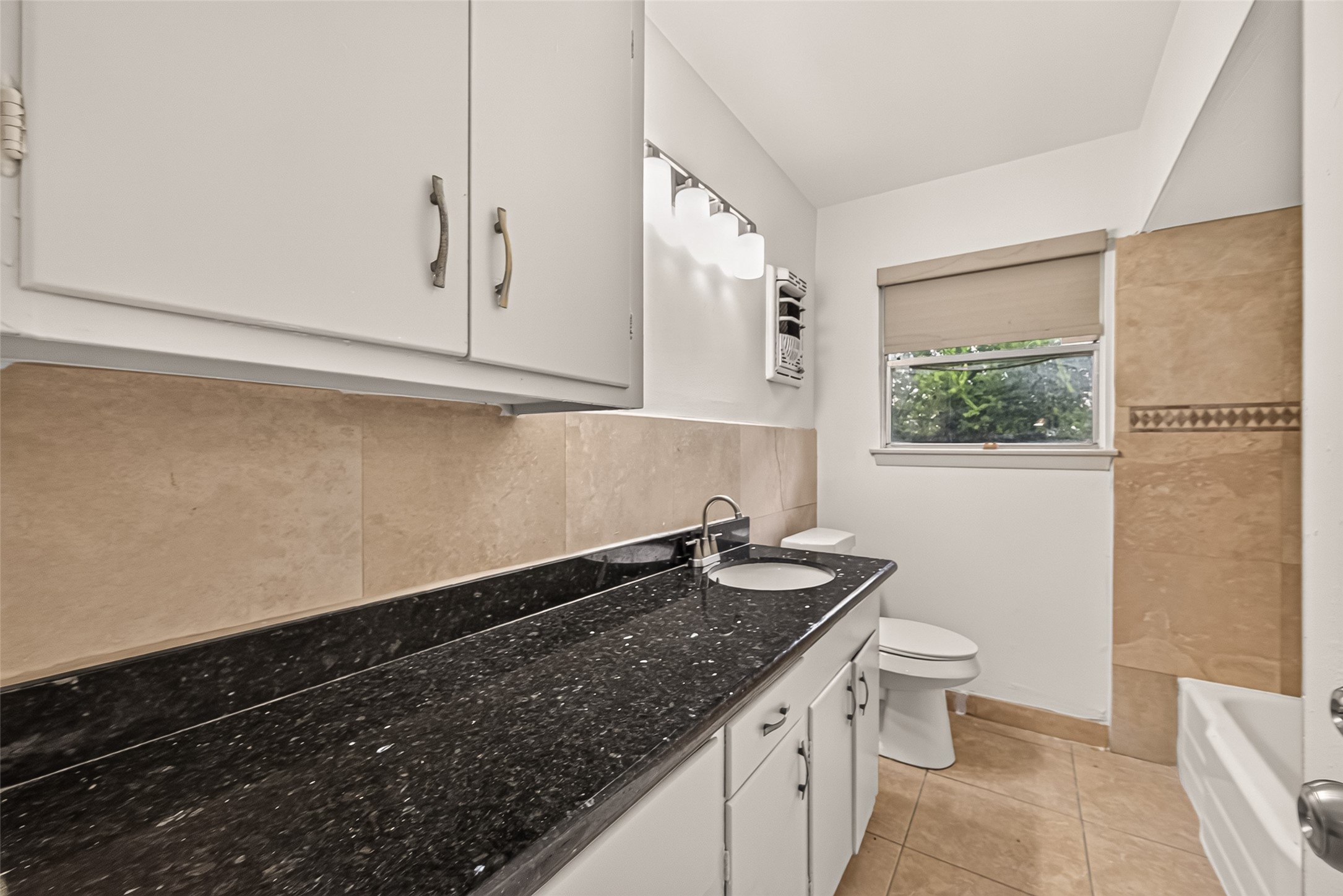 1003 Eastlake Street Property Photo 17