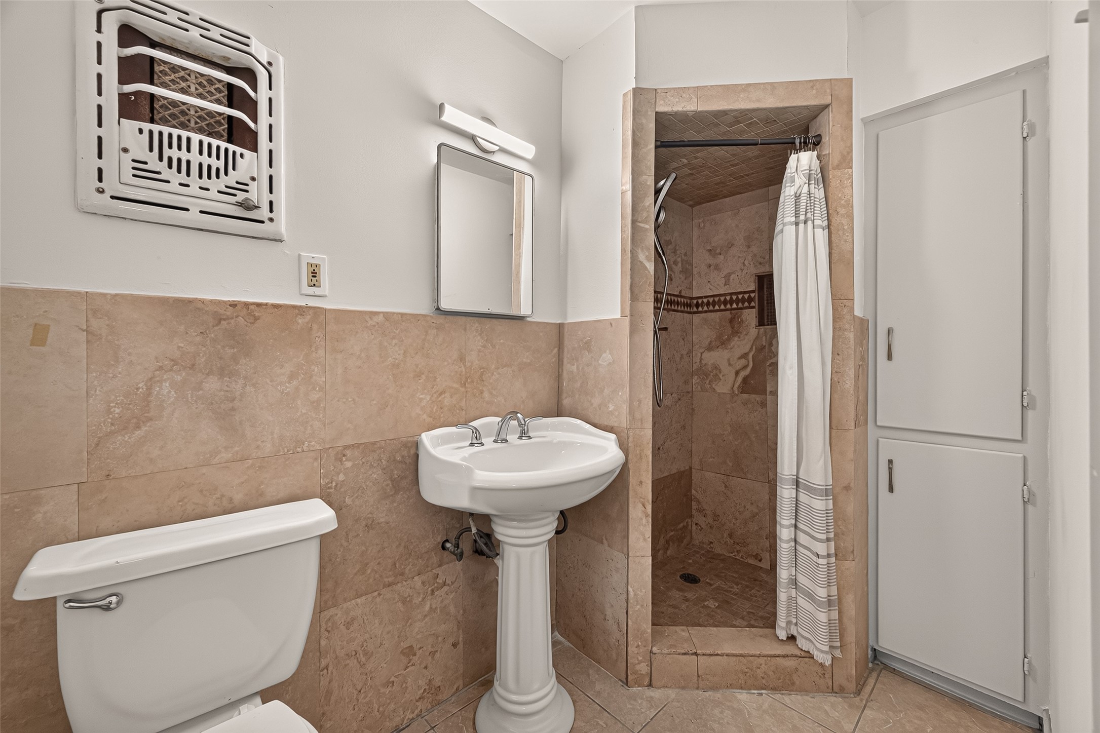 1003 Eastlake Street Property Photo 26