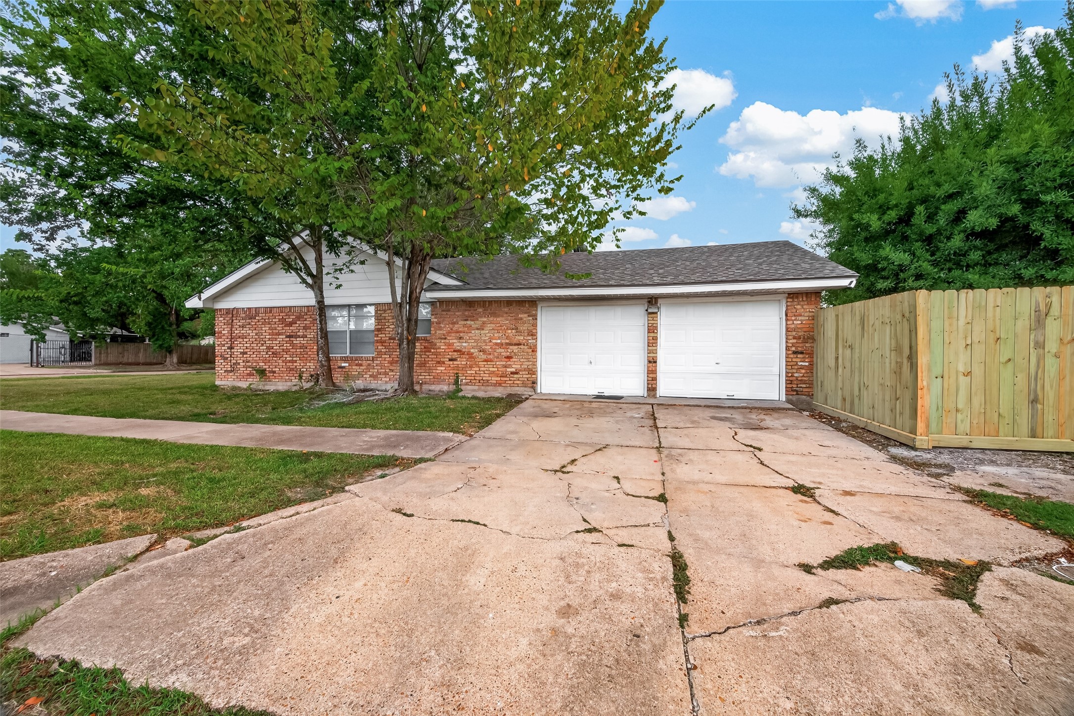 1003 Eastlake Street Property Photo 28