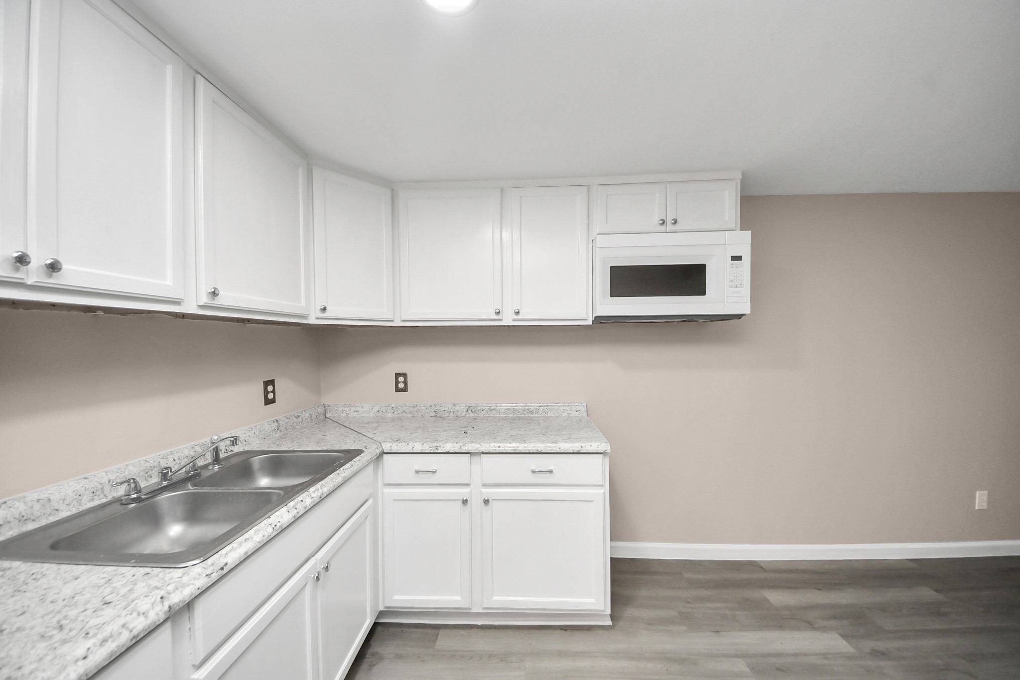 17111 River Road B Property Photo 7
