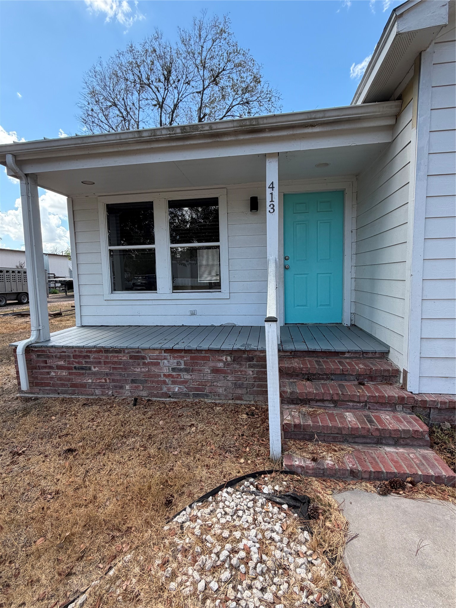 413 W Hamilton Property Photo 2