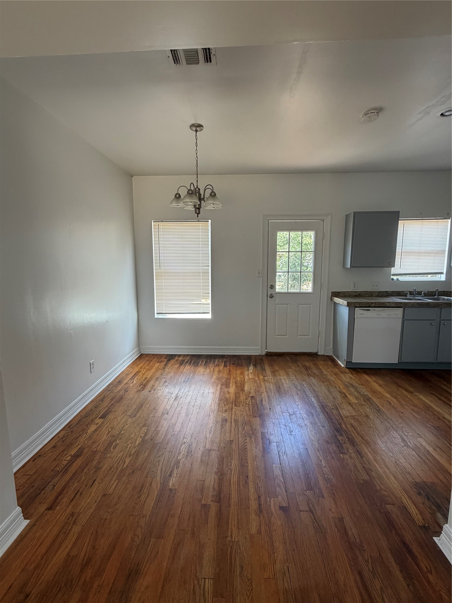413 W Hamilton Property Photo 5