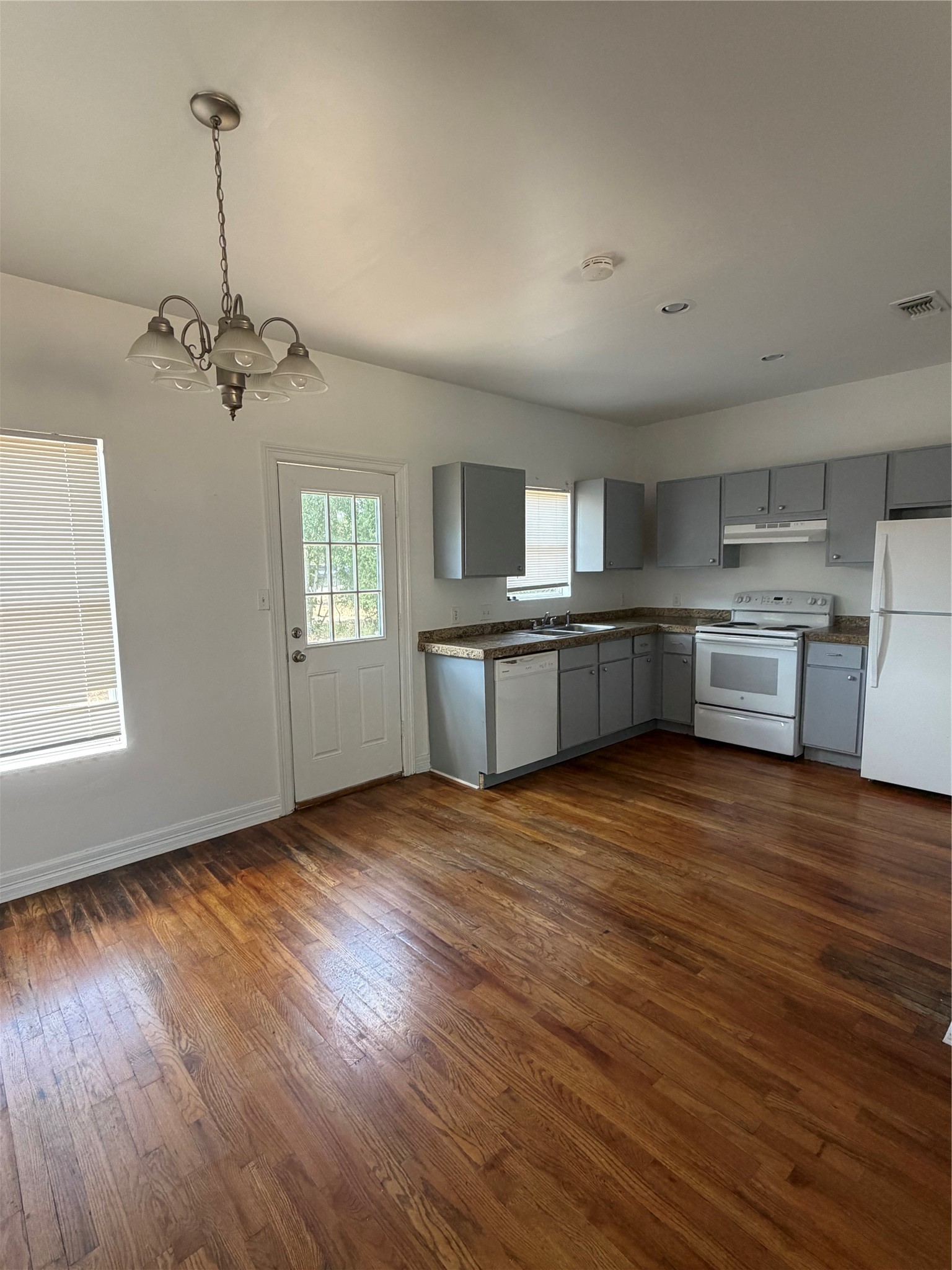 413 W Hamilton Property Photo 6