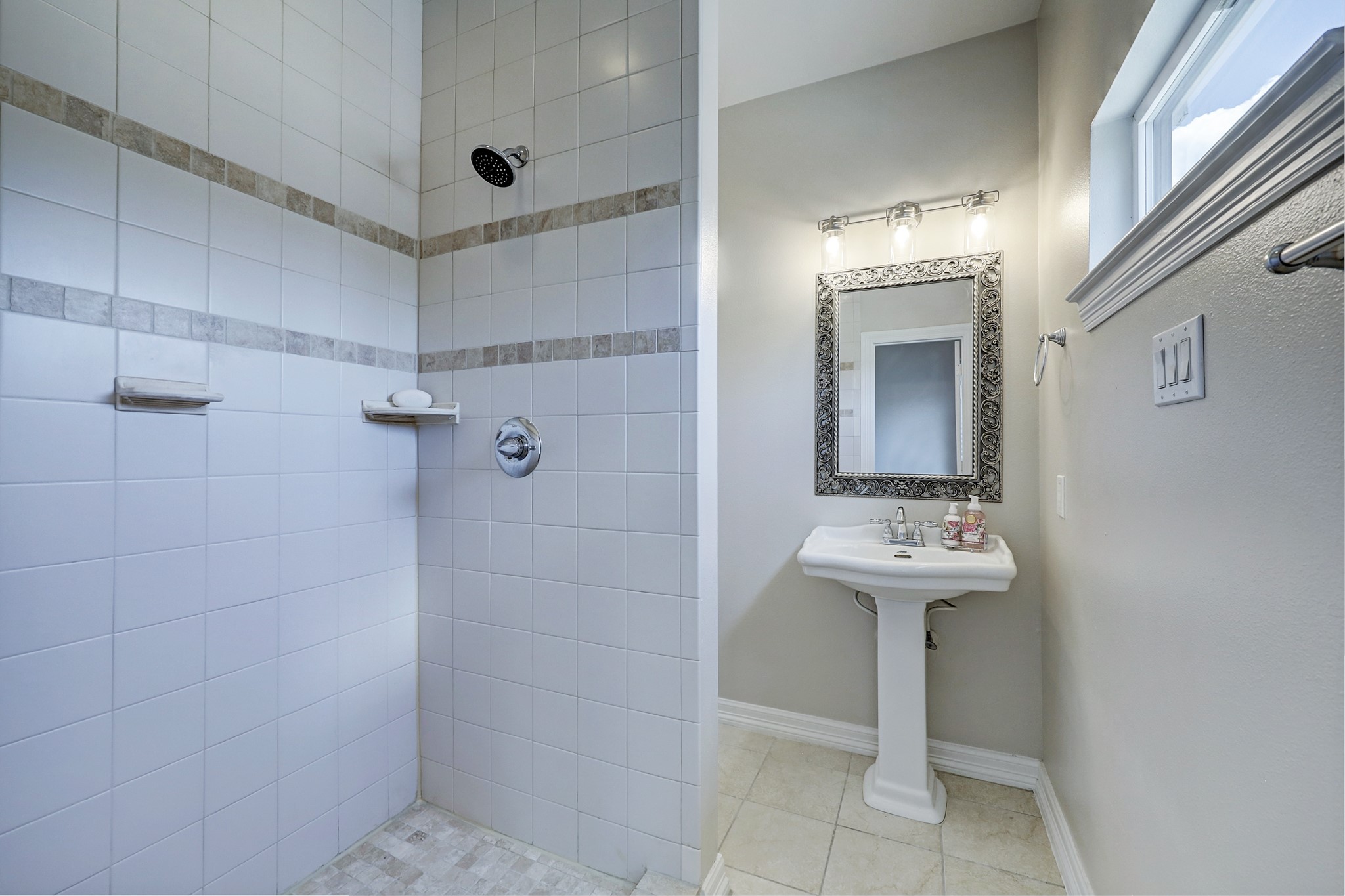 611 East 20th Street Upper Property Photo 15